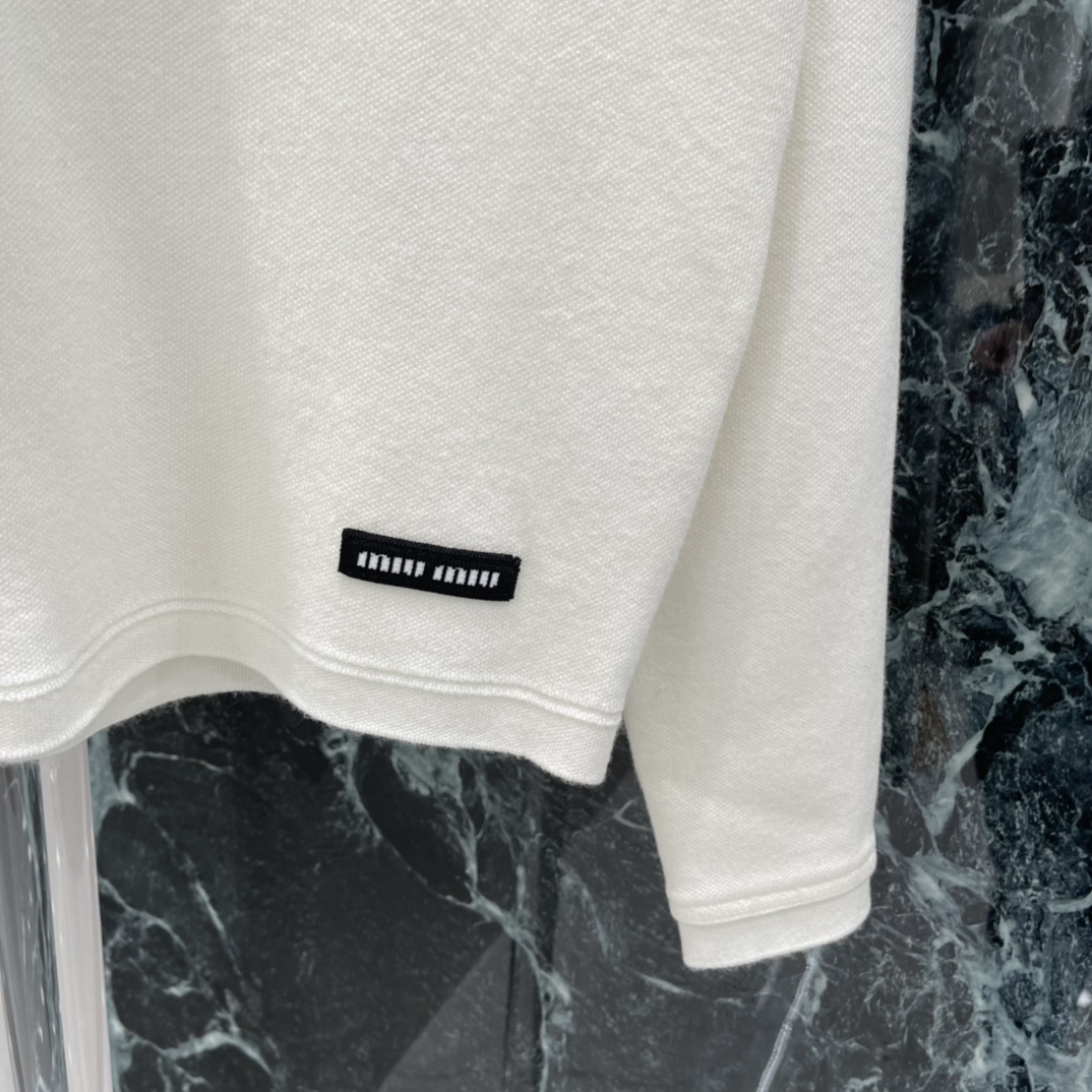 Miu 26春季新款 斜拉链长袖上衣 翻领+白色条纹 学院风满满简约又有细节感 左下角品牌微标 辨识度u