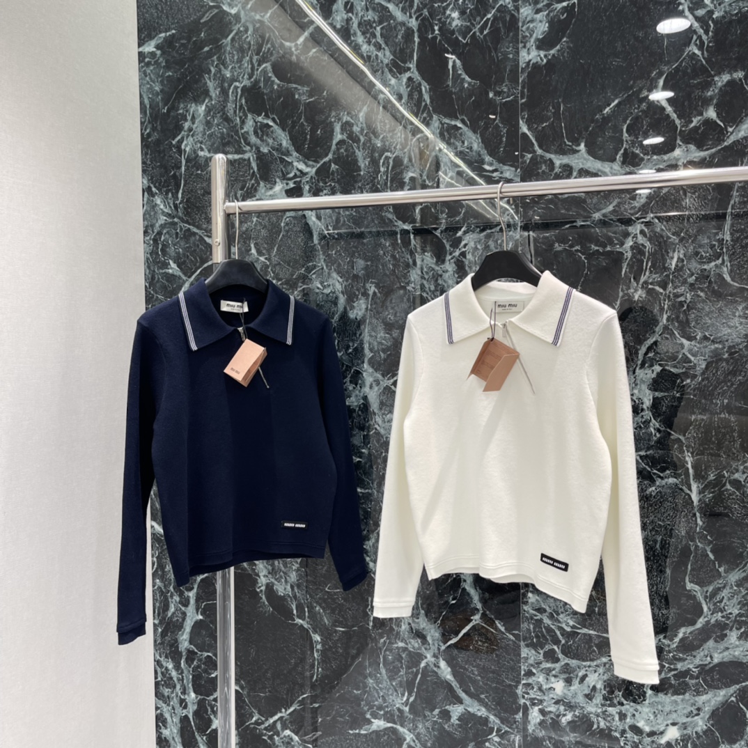 Miu 26春季新款 斜拉链长袖上衣 翻领+白色条纹 学院风满满简约又有细节感 左下角品牌微标 辨识度u