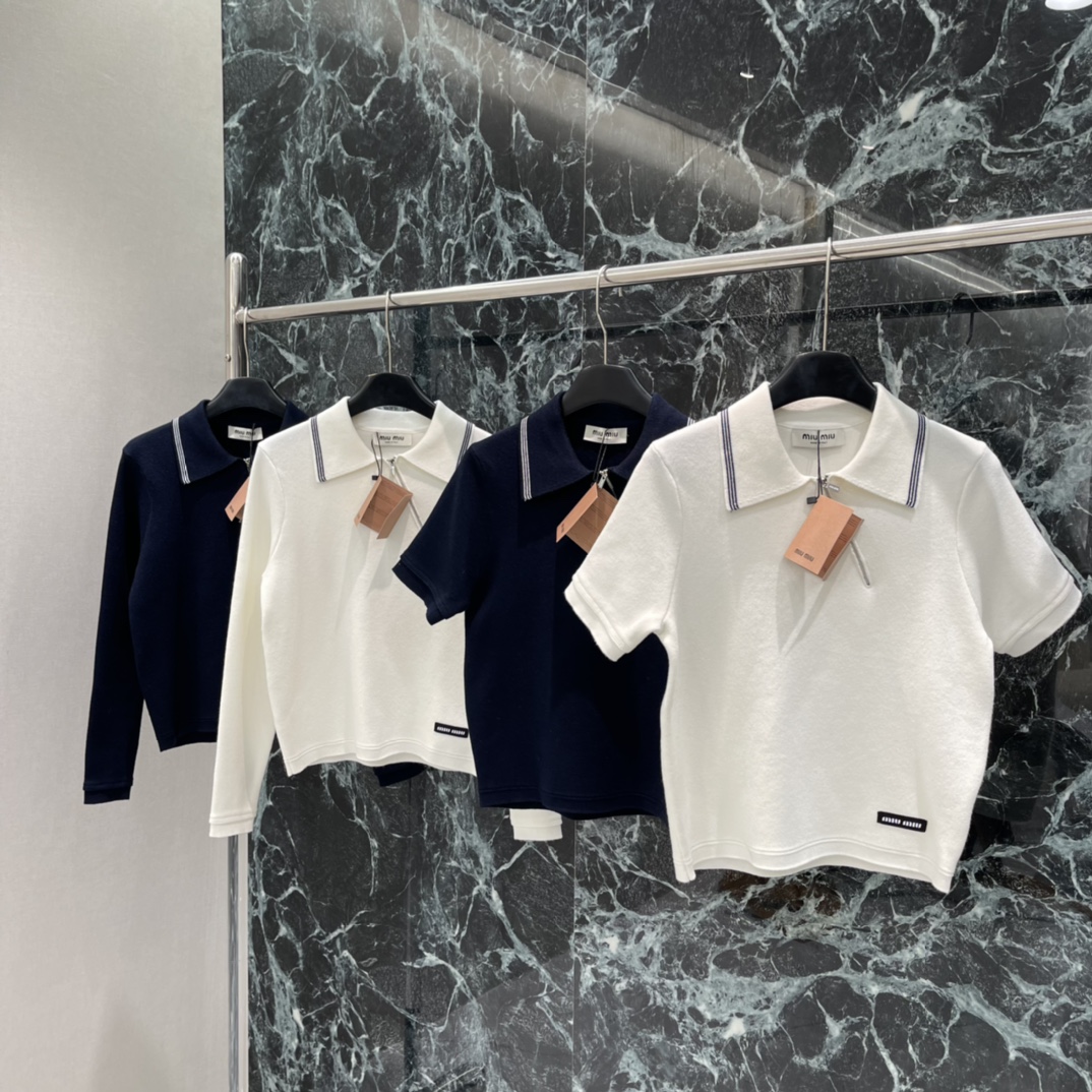 Miu 26春季新款 斜拉链长袖上衣 翻领+白色条纹 学院风满满简约又有细节感 左下角品牌微标 辨识度u