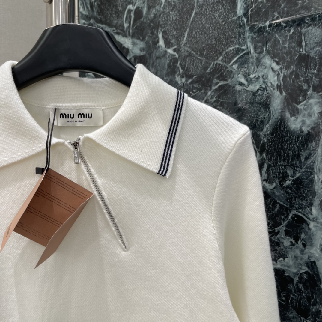 Miu 26春季新款 斜拉链长袖上衣 翻领+白色条纹 学院风满满简约又有细节感 左下角品牌微标 辨识度u