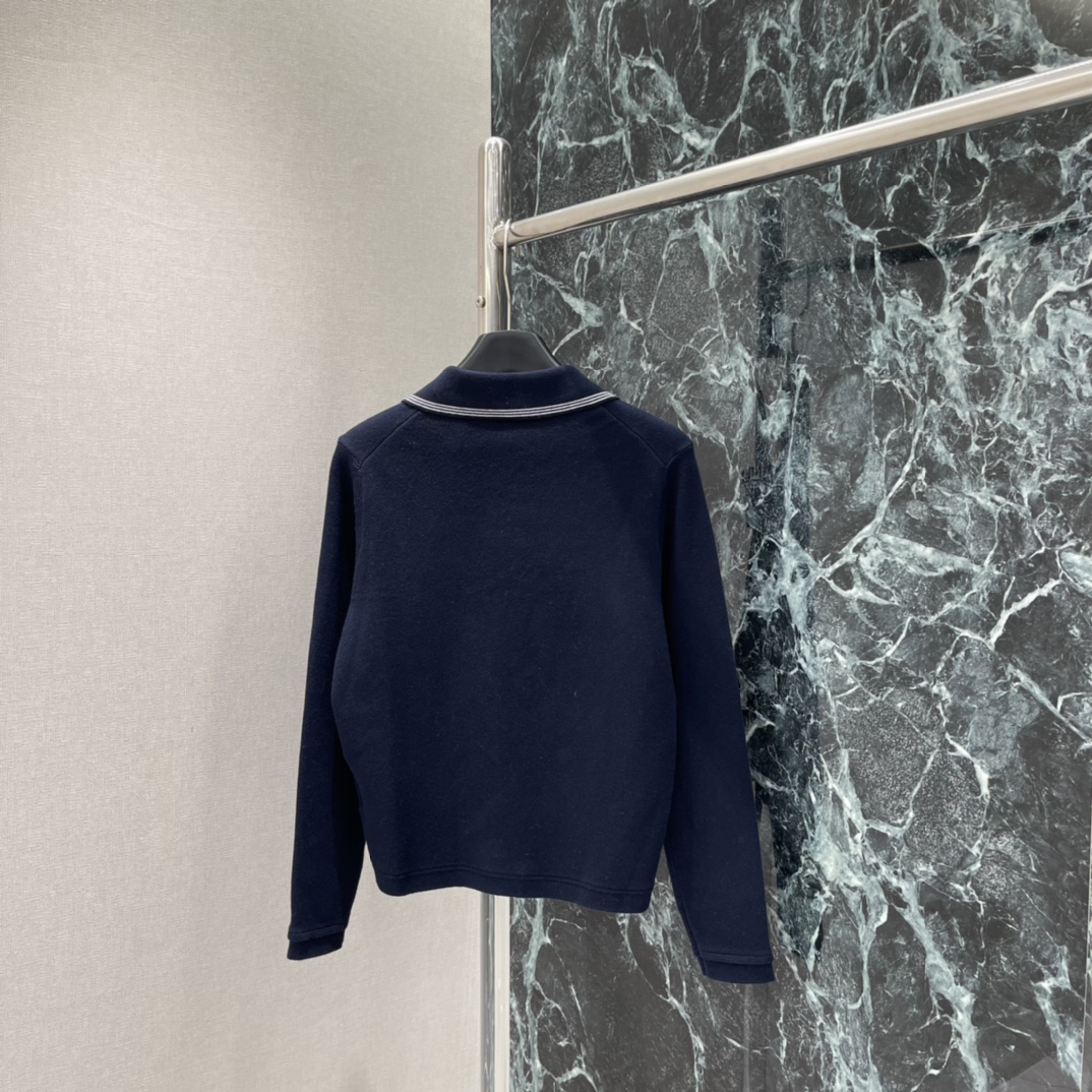 Miu 26春季新款 斜拉链长袖上衣 翻领+白色条纹 学院风满满简约又有细节感 左下角品牌微标 辨识度u