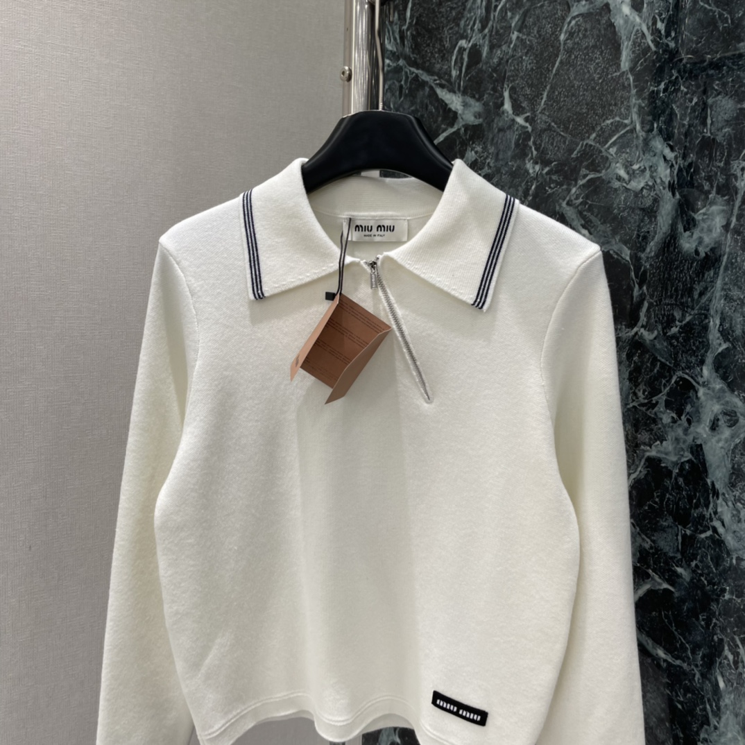 Miu 26春季新款 斜拉链长袖上衣 翻领+白色条纹 学院风满满简约又有细节感 左下角品牌微标 辨识度u