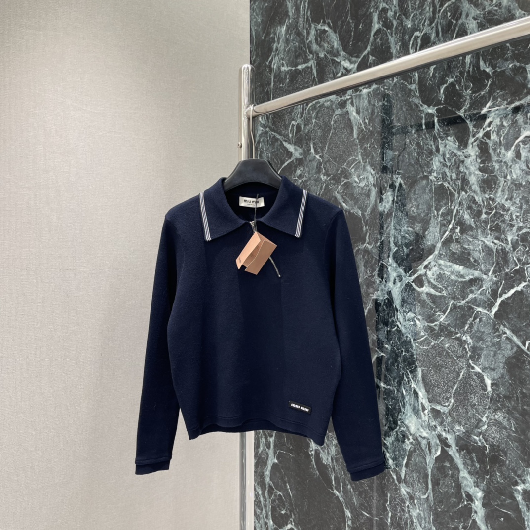 Miu 26春季新款 斜拉链长袖上衣 翻领+白色条纹 学院风满满简约又有细节感 左下角品牌微标 辨识度u