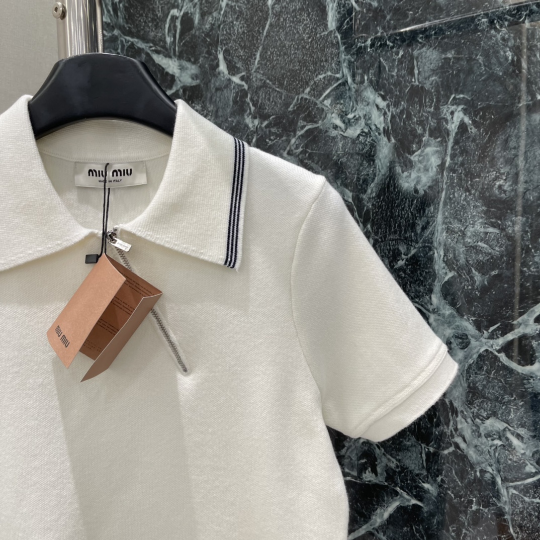 Miu 26春季新款 斜拉链短袖上衣 翻领+白色条纹 学院风满满简约又有细节感 左下角品牌微标 辨识度u
