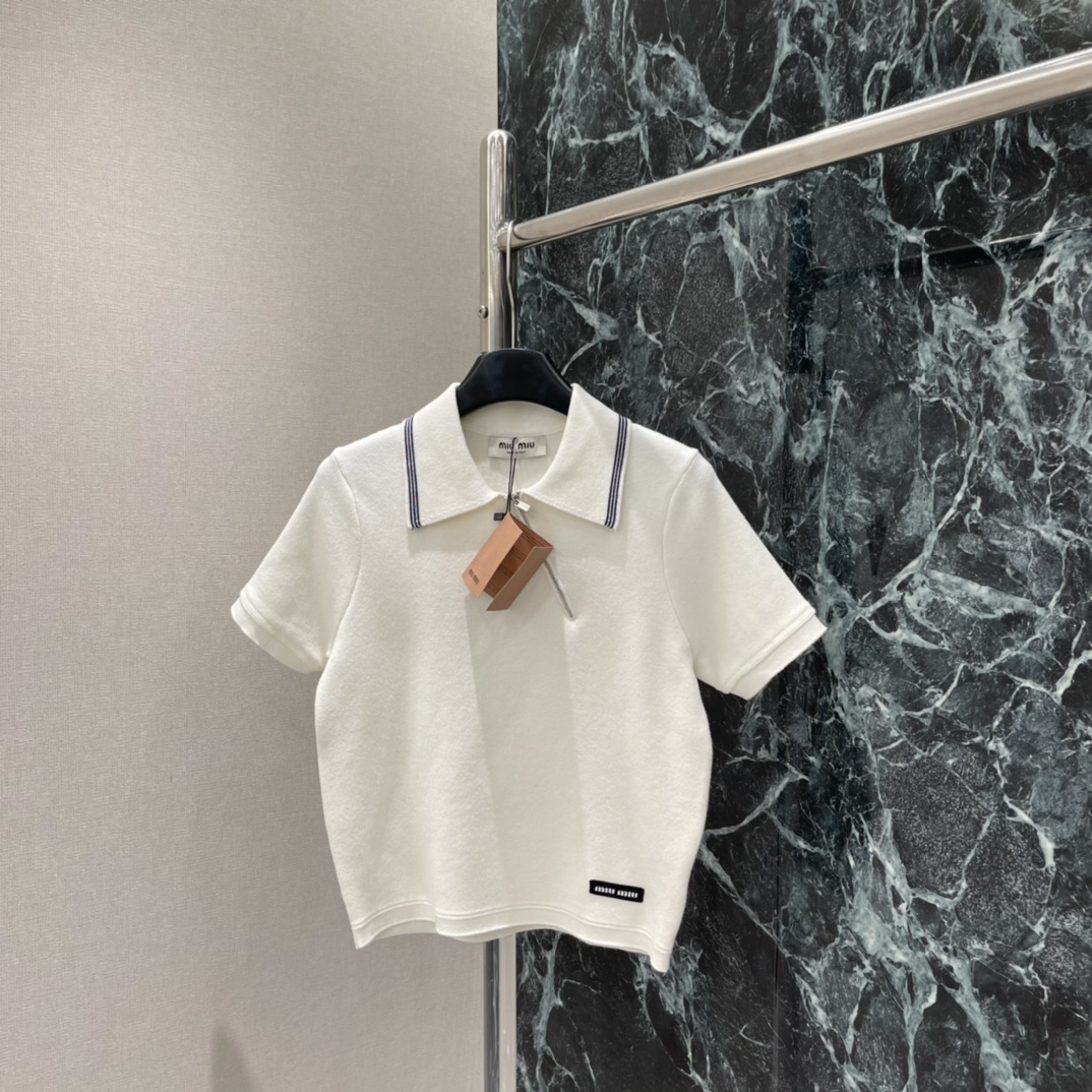 Miu 26春季新款 斜拉链短袖上衣 翻领+白色条纹 学院风满满简约又有细节感 左下角品牌微标 辨识度u