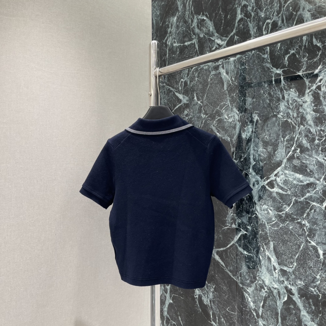 Miu 26春季新款 斜拉链短袖上衣 翻领+白色条纹 学院风满满简约又有细节感 左下角品牌微标 辨识度u