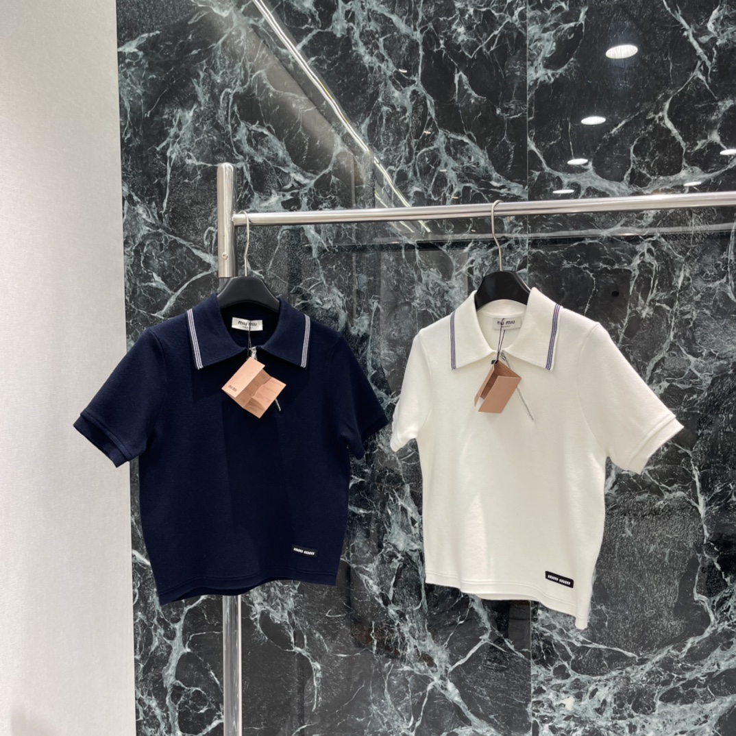 NO:702474,Miu 26 spring new model, diagonal zipper short-sleeved top, lapel + white stripes, simple and detailed college style, brand micro-logo in the lower left corner, high recognition! It is OK to wear alone or layered in spring and autumn. It can be easily controlled for commuting and casual dating. It has both temperament and practicality ~ two colors SML, Miu Miu-clothing, miumiu, T-shirt,19860909Miu 26春季新款 斜拉链短袖上衣 翻领+白色条纹 学院风满满简约又有细节感 左下角品牌微标 辨识度up!春秋季节单穿或内搭都很OK 通勤休闲约会都能轻松驾驭气质与实用性兼具~两个色SML,缪缪-服装,miumiu,T-shirt,,Women's clothing