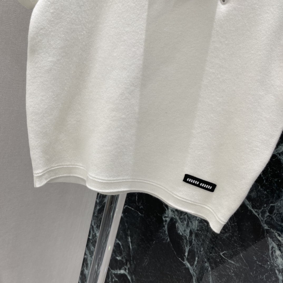 Miu 26春季新款 斜拉链短袖上衣 翻领+白色条纹 学院风满满简约又有细节感 左下角品牌微标 辨识度u