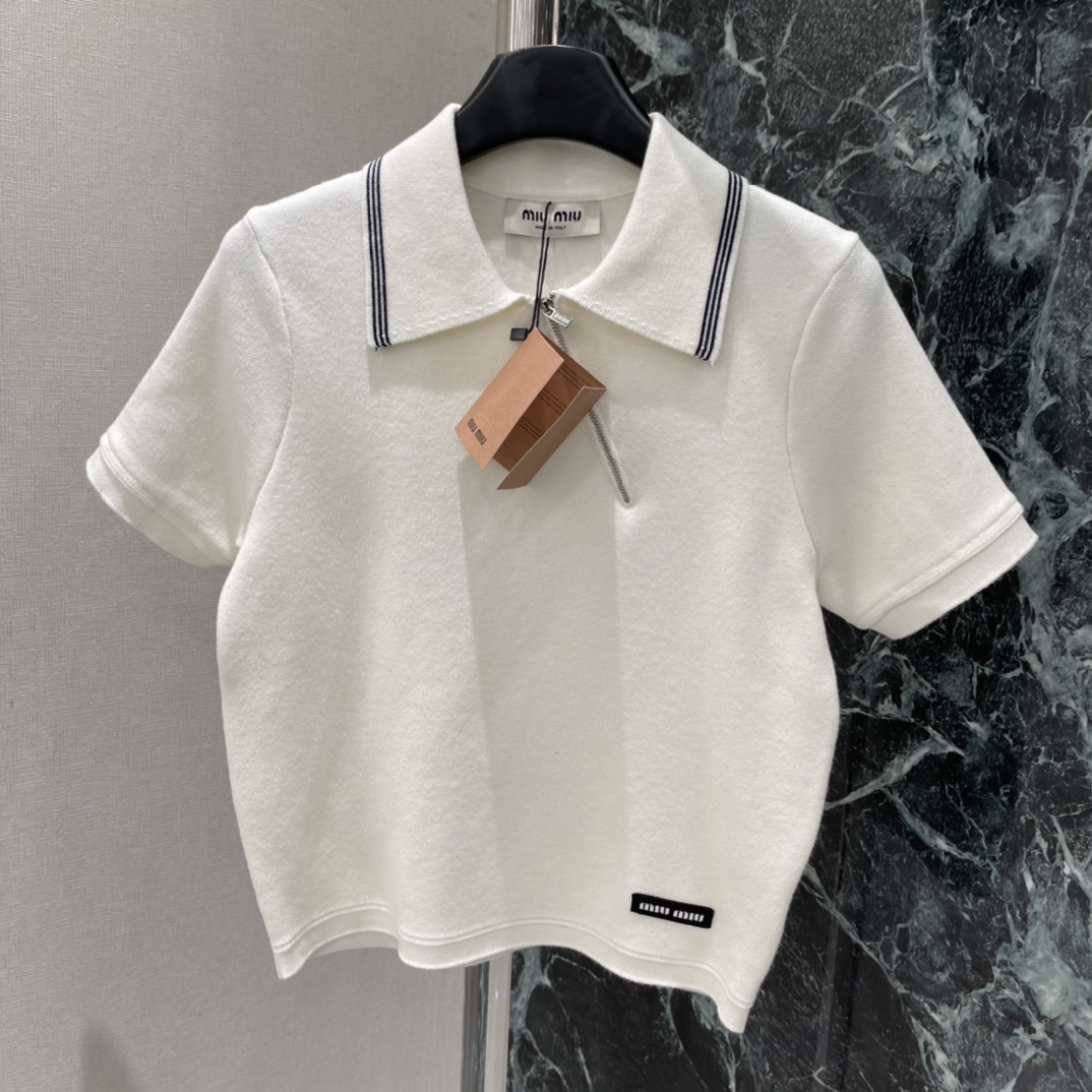 Miu 26春季新款 斜拉链短袖上衣 翻领+白色条纹 学院风满满简约又有细节感 左下角品牌微标 辨识度u