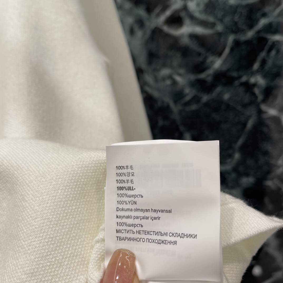 Miu 26春季新款 斜拉链短袖上衣 翻领+白色条纹 学院风满满简约又有细节感 左下角品牌微标 辨识度u