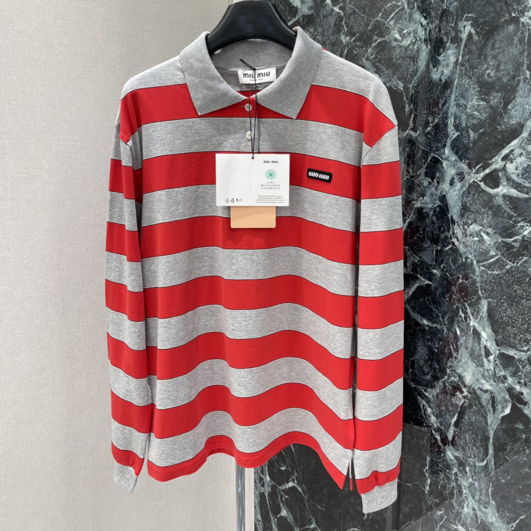 Miu 26春季新款 红灰条纹Polo衫 经典红灰撞色 复古又少女感满满 宽松版型打破Polo刻板印象 