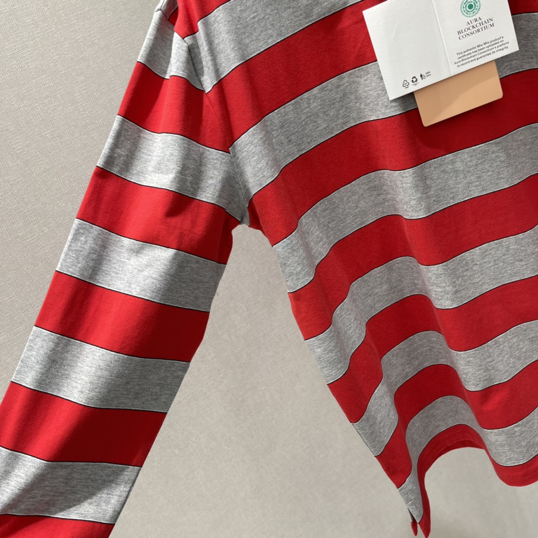 Miu 26春季新款 红灰条纹Polo衫 经典红灰撞色 复古又少女感满满 宽松版型打破Polo刻板印象 