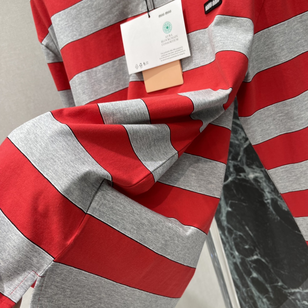 Miu 26春季新款 红灰条纹Polo衫 经典红灰撞色 复古又少女感满满 宽松版型打破Polo刻板印象 