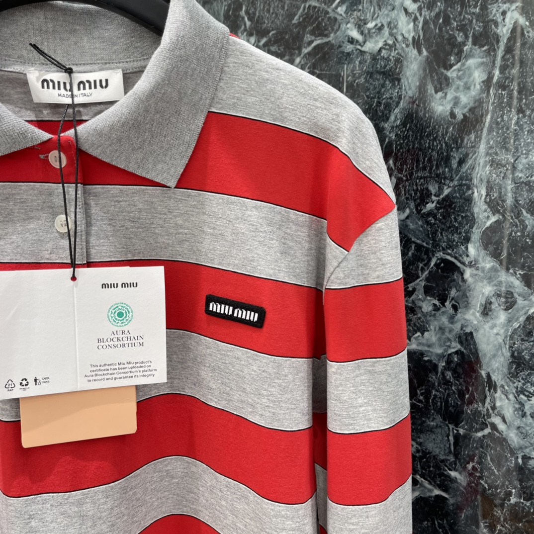 Miu 26春季新款 红灰条纹Polo衫 经典红灰撞色 复古又少女感满满 宽松版型打破Polo刻板印象 