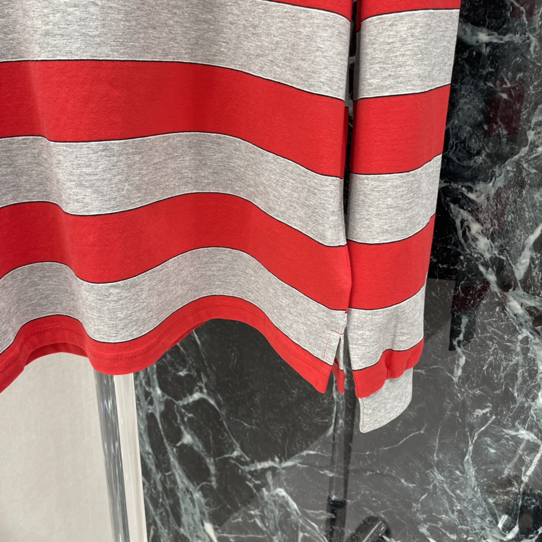 Miu 26春季新款 红灰条纹Polo衫 经典红灰撞色 复古又少女感满满 宽松版型打破Polo刻板印象 