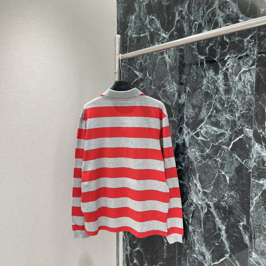 Miu 26春季新款 红灰条纹Polo衫 经典红灰撞色 复古又少女感满满 宽松版型打破Polo刻板印象 