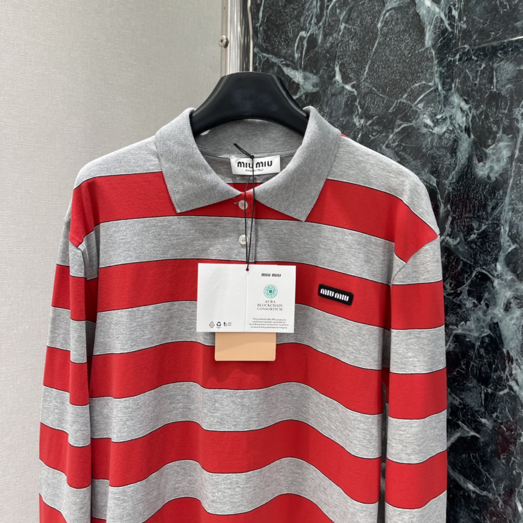 Miu 26春季新款 红灰条纹Polo衫 经典红灰撞色 复古又少女感满满 宽松版型打破Polo刻板印象 