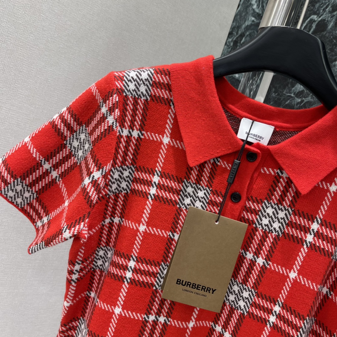 BBR 26春季新款 翻领短袖连衣裙 蜡笔红格纹➕提花针织 节日氛围感拉满 纽扣开合设计实用又美观 新春