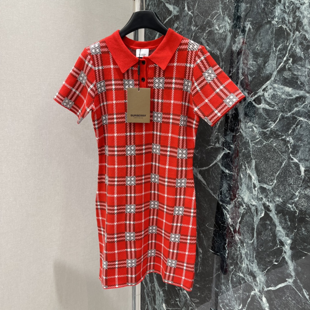 BBR 26春季新款 翻领短袖连衣裙 蜡笔红格纹➕提花针织 节日氛围感拉满 纽扣开合设计实用又美观 新春