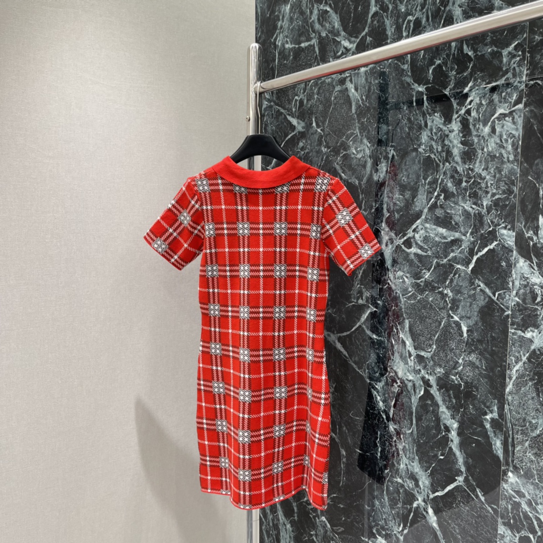 BBR 26春季新款 翻领短袖连衣裙 蜡笔红格纹➕提花针织 节日氛围感拉满 纽扣开合设计实用又美观 新春