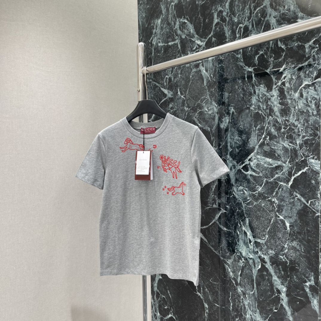 G家 26春季新款 小马刺绣T恤 正面红色刺绣小马动物+品牌标志 简约又有趣 时髦感满分 日常休闲都能轻