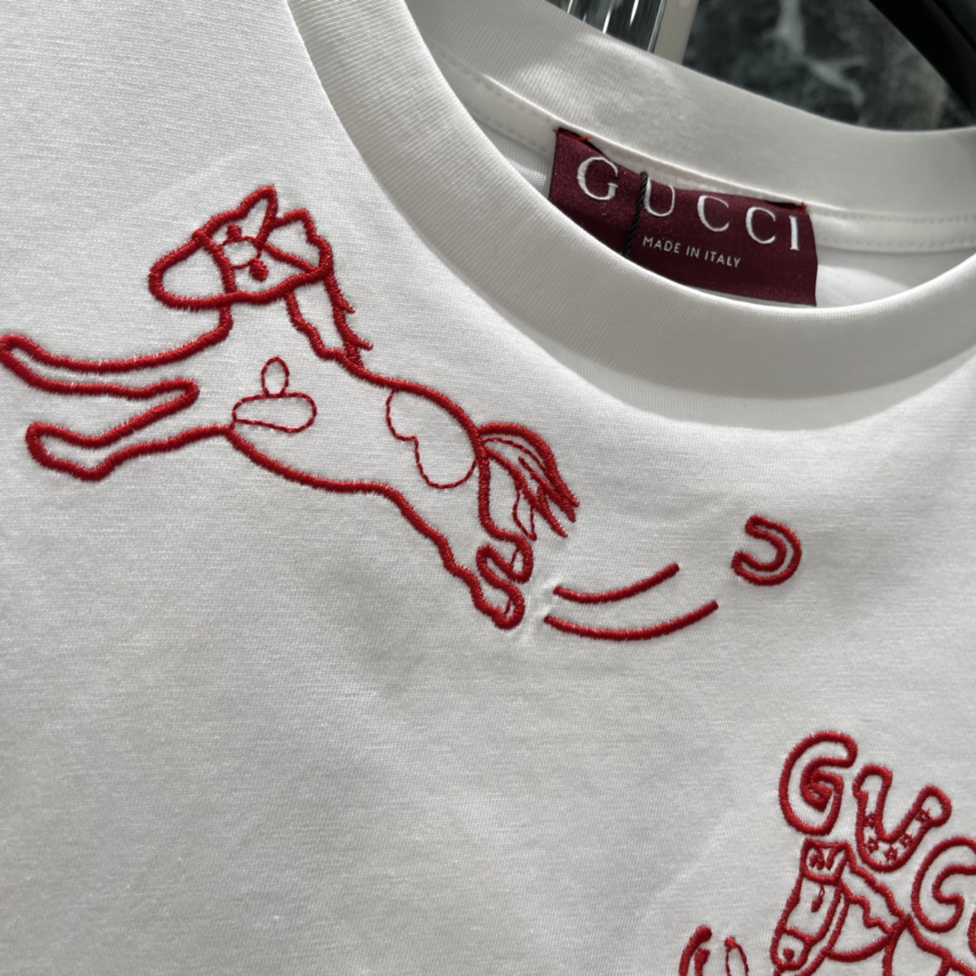 G家 26春季新款 小马刺绣T恤 正面红色刺绣小马动物+品牌标志 简约又有趣 时髦感满分 日常休闲都能轻