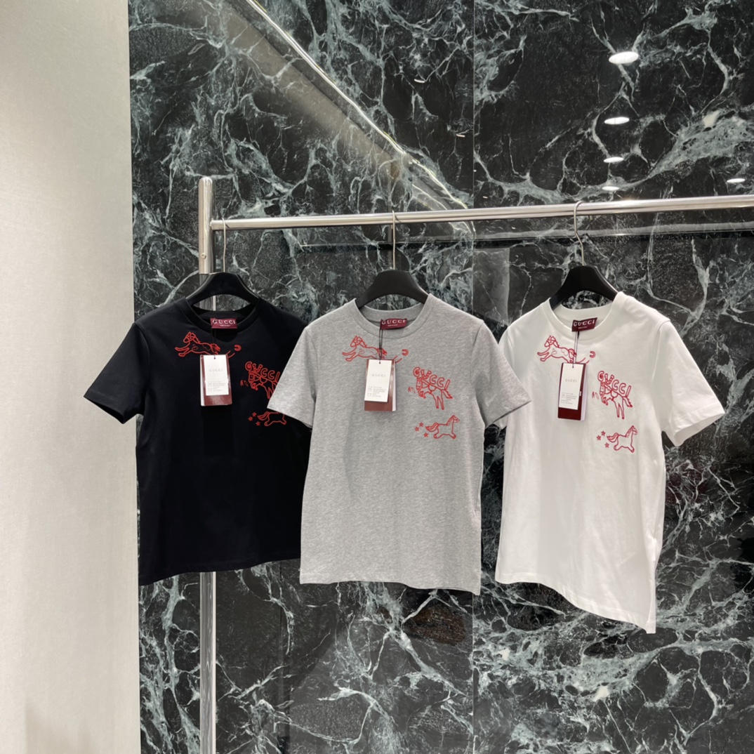 G家 26春季新款 小马刺绣T恤 正面红色刺绣小马动物+品牌标志 简约又有趣 时髦感满分 日常休闲都能轻