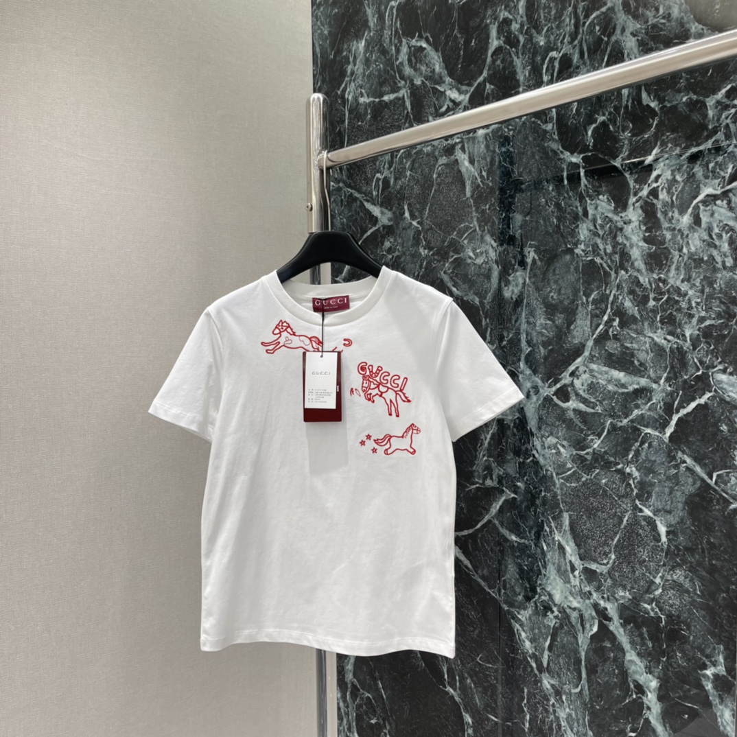 G家 26春季新款 小马刺绣T恤 正面红色刺绣小马动物+品牌标志 简约又有趣 时髦感满分 日常休闲都能轻