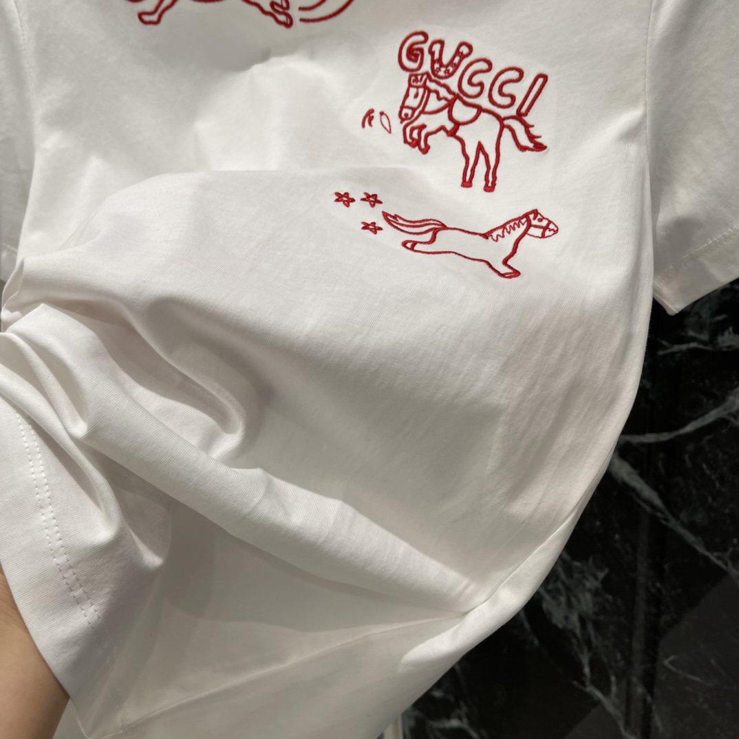 G家 26春季新款 小马刺绣T恤 正面红色刺绣小马动物+品牌标志 简约又有趣 时髦感满分 日常休闲都能轻