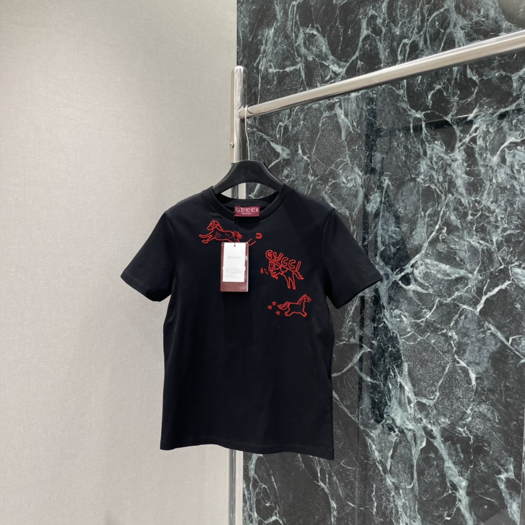 G家 26春季新款 小马刺绣T恤 正面红色刺绣小马动物+品牌标志 简约又有趣 时髦感满分 日常休闲都能轻