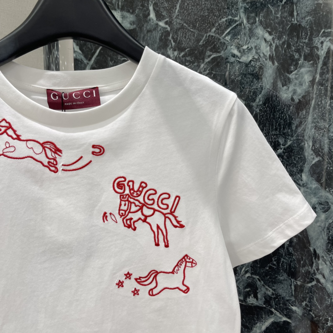 G家 26春季新款 小马刺绣T恤 正面红色刺绣小马动物+品牌标志 简约又有趣 时髦感满分 日常休闲都能轻