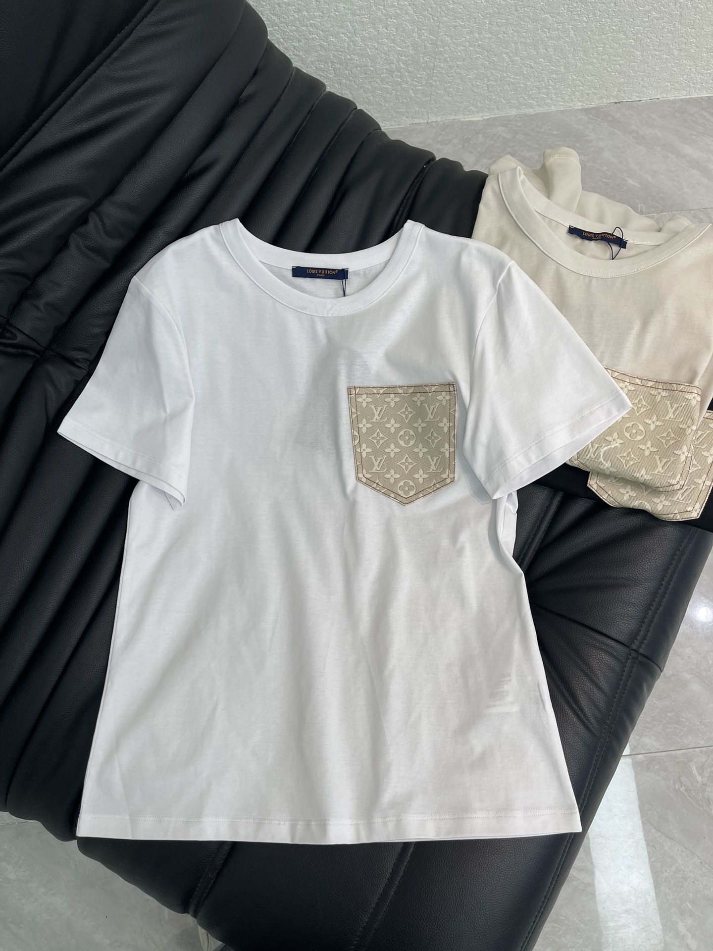 NO:713379,Louis Vuitto*26 new spring and summer four-leaf clover denim pocket positioning printed short-sleeved T-shirt. Pure cotton fabric. High-density fashionable sports style. Every daily wear. Playful and age-reducing design elements full of vitality. High quality. Size SML A, Louis Vuitton, T-shirt, tees, t-shirt,19860909Louis Vuitto*26春夏新款四叶草牛仔口袋定位印花短袖T恤 纯棉面料 高密度时髦运动风 每个日常的穿搭 俏皮减龄充满元气的设计元素 高品质 尺码SML A,,louis vuitton,T-shirt,tees，t-shirt,,Women's clothing