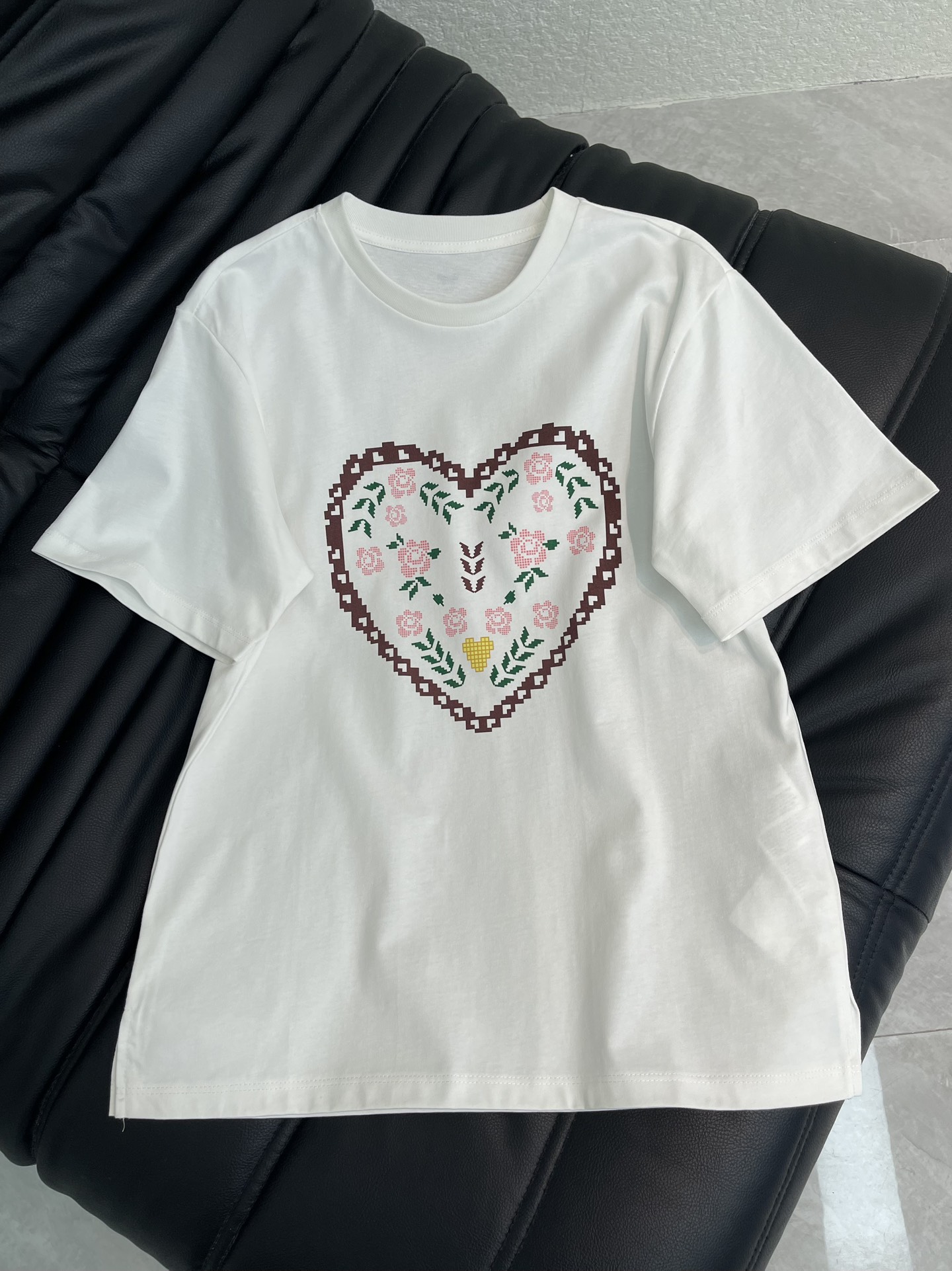 NO:712890,Weekend MaxMar*26 new spring and summer love printed round neck short-sleeved T-shirt. The love flower pattern adopts printing technology, classic and versatile. Made of pure cotton, the upper body is soft and breathable. Whether it is worn casually with jeans or with a skirt to create a sophisticated feel, it can be easily adapted and easily show unique fashion taste. SML A,,skirts,jeans,T-shirt,tees,t-shirt,19860909Weekend MaxMar*26春夏新款爱心印花圆领短袖T恤.爱心花卉图案采用印花工艺,经典百搭款.纯棉材质,上身柔软透气.无论是休闲搭配牛仔裤,还是搭配裙装打造精致感,都能轻松适配,轻松展现独特时尚品味.SML A,,skirts,jeans,T-shirt,tees，t-shirt,,Women's clothing