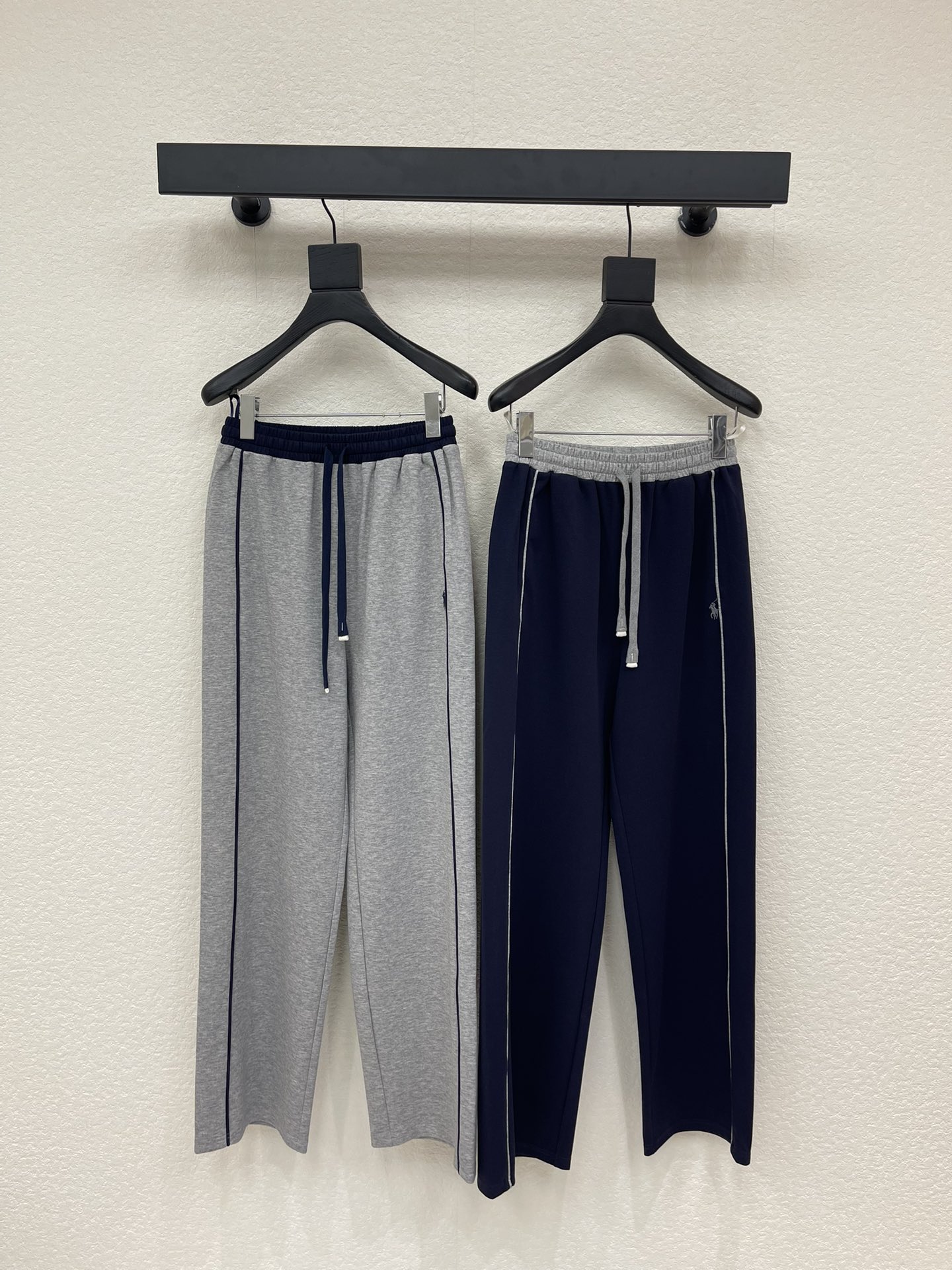 NO:712904,Ralph  Lauren*Raff's 26 new style straight-leg trousers with contrasting strips. Customized YB imported rayon material. The fabric is soft and comfortable, draped and stylish. Straight-leg trousers are cut. The gray style is matched with black side strips. The navy style is decorated with white strips. The contrasting color design breaks the monotony and is more dynamic. The soft cotton fabric is skin-friendly and breathable. Drawstring  The high-waisted design is suitable for various body shapes. The loose straight-leg pants hide the flesh and show the length of the legs. The embroidered logo details on the side are low-key and highlight the brand tone. Daily wear with sweatshirts and T-shirts is a casual and casual style. When worn with shirts and knitted cardigans, it can unlock the exquisite French lazy tone. It is a versatile pair of pants. SML,, loro  piana,hoodie,sweatshirts,shirts,tees,t-shirt,19860909Ralph Lauren*拉夫26新款撞色捆条直筒长裤.定制YB进口人棉材质,面料柔挺舒适,垂顺有型,直筒长裤剪裁,灰色款搭黑色侧边捆条,藏蓝款配白色捆条装饰,撞色设计打破单调更具活力,柔软的棉质面料亲肤又透气,抽绳高腰设计适配各种身形,宽松的直筒裤型藏肉又显腿长,侧边的刺绣小标细节低调彰显品牌基调,日常搭卫衣、T恤是随性的休闲风,配衬衫、针织开衫叠穿,又能解锁精致的法式慵懒腔调,妥妥的穿搭百搭神裤.SML,,loro piana,hoodie,sweatshirts,shirts,tees，t-shirt,,Women's clothing