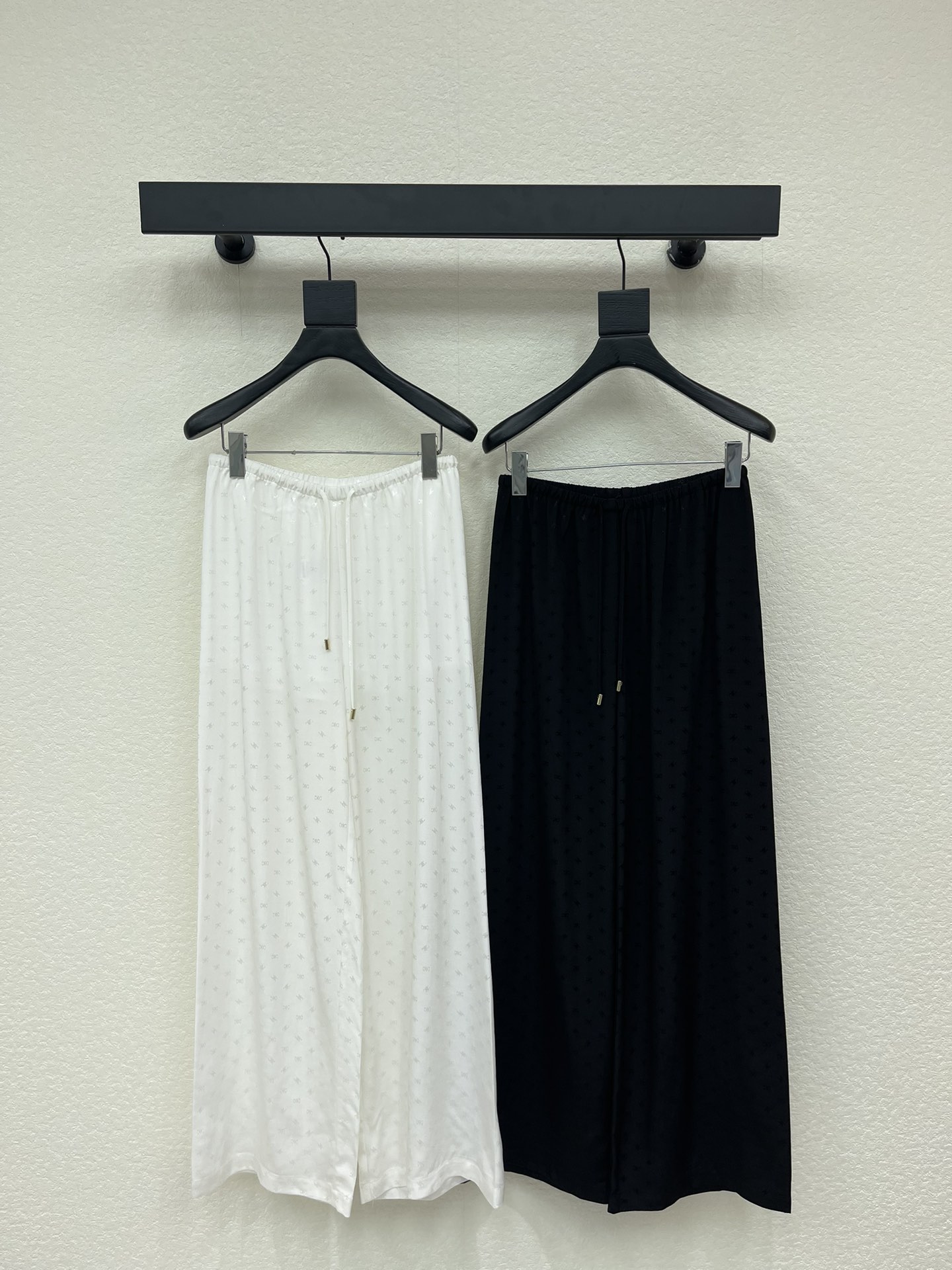 NO:712907,Celin*26 new jacquard dark pattern wide-leg trousers. Customized YB imported rayon blended material. The fabric has a delicate luster and is smooth and comfortable to wear. The drawstring wide-leg trousers are cut. The white version is embellished with dark pattern logos, fresh and hidden with exquisite details. The black version is simple and high-end, with a high-end cool feeling.  .The light rayon fabric has a full drape, and the elastic waistband adapts to various body shapes. Paired with a knitted sweater, it is a gentle lady style. Paired with a short T-shirt, it can unlock the casual and luxurious daily life. It is a perfect tool for dressing with a sense of atmosphere. SML,,celine,tees,t-shirt,19860909Celin*26新款提花暗纹阔腿长裤.定制YB进口人丝混纺材质,面料光泽细腻,穿搭垂顺舒适,抽绳阔腿长裤剪裁,白色款缀满暗纹徽标,清新又藏着精致细节,黑色款简约高级,自带高级冷艳感.轻盈的人丝面料垂坠感拉满,松紧腰头适配各种身形,搭针织衫是温柔的名媛风,配短款T恤又能解锁随性的轻奢日常,妥妥的穿搭氛围感利器.SML,,celine,tees，t-shirt,,Women's clothing