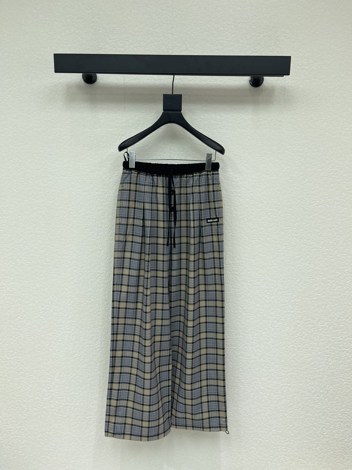 NO:712910,Miumi*26 new two-wear drawstring plaid wide-leg trousers. Customized YB twill cotton material, the fabric is soft and comfortable, draped and stylish, plaid drawstring trousers are cut, the contrasting plaid has a retro college style, the drapey fabric is skin-friendly and slimming, the drawstring high waist design adapts to various body shapes, two-wear design concept  , the lower corners of the trouser legs are retractable and loose, and the small logo on the side shows the brand tone in a low-key manner. The loose wide-leg trousers hide the flesh and show the length of the legs. A short sweater is a sweet and girly look when worn daily. Paired with a casual sweater, it can unlock a casual and lazy tone. It can be worn properly with versatile trousers, and you can easily match the fashion sense of different styles. SML  A,,miumiu,hoodie,sweatshirts,19860909Miumi*26新款两穿抽绳格纹阔腿长裤.定制YB斜纹棉材质,面料柔挺舒适,垂顺有型,格纹抽绳长裤剪裁,撞色格纹自带复古学院风,垂坠感满分的面料亲肤又显瘦,抽绳高腰设计适配各种身形,两穿设计理念,下角裤腿可收可松,侧边的小标低调彰显品牌基调,宽松的阔腿裤型藏肉又显腿长,日常搭短款针织衫是甜滋滋的少女感,配休闲卫衣又能解锁随性的慵懒腔调,妥妥的穿搭百搭神裤,轻松拿捏不同风格的时尚感.SML A,,miumiu,hoodie,sweatshirts,,Women's clothing