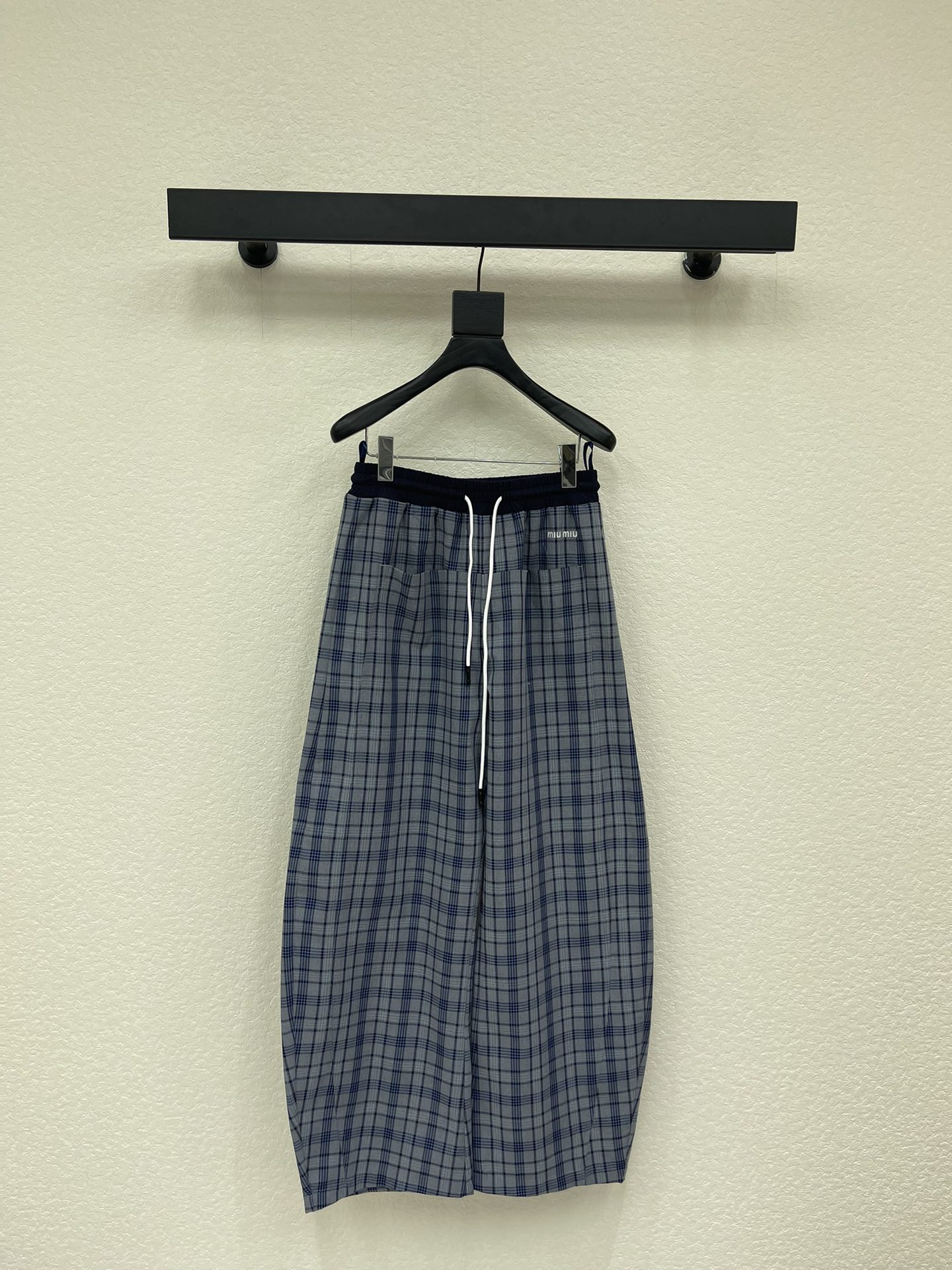 NO:712913,Miumi*26 new drawstring plaid scimitar trousers. Customized YB imported rayon material. The fabric is soft and comfortable, draped and stylish. The plaid drawstring scimitar trousers are cut. The contrasting plaid has a retro college style. The drapey fabric is skin-friendly and slimming.  , The drawstring high-waist design is suitable for various body shapes. The scimitar-shaped trouser legs modify the leg shape and give a relaxed and lazy feel. You can wear it with a T-shirt or a sweater for a casual tone, which is fashionable and reduces your age. SML,, miumiu, tees, t-shirt,19860909Miumi*26新款抽绳格纹弯刀长裤.定制YB进口人棉材质,面料柔挺舒适,垂顺有型,格纹抽绳弯刀长裤剪裁,撞色格纹自带复古学院风,垂坠感满分的面料亲肤又显瘦,抽绳高腰设计适配各种身形,弯刀型裤腿修饰腿型,穿出松弛慵懒感,搭T恤或针织衫都能穿出随性腔调,时尚减龄.SML,,miumiu,tees，t-shirt,,Women's clothing