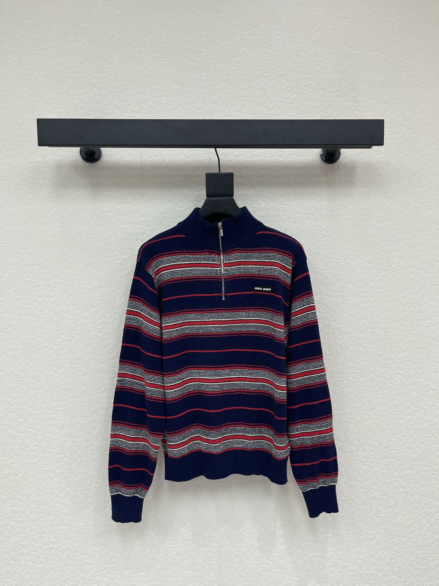 NO:710434,MiuMi*26 early spring new style striped stand-up collar knitted long sleeves!  Customized imported yarn weaving, soft and waxy texture, comfortable and skin-friendly, stand-up collar zipper half- placket knitted long-sleeve cut, striped zipper also has a retro accent!  The color combination is fashionable and eye-catching, the half-high collar zipper design is casual and versatile, the small logo on the chest is low-key embellishment, and the soft and waxy knitted texture is skin-friendly and warm. It can be worn alone or layered with style. It is a perfect retro girly style item!  SML A,,miumiu,19860909MiuMi*26早春新款条纹立领针织长袖！定制进口纱线织造,软糯质地,舒适亲肤,立领拉链半开襟针织长袖剪裁,条纹拉链也太有复古腔调了！色彩搭配时尚又亮眼,半高领的拉链设计随性又百搭,胸口的小logo低调点缀,软糯的针织质感亲肤又保暖,单穿或内搭都超有范儿,妥妥的复古少女风本命单品！SML A,,miumiu,,Women's clothing