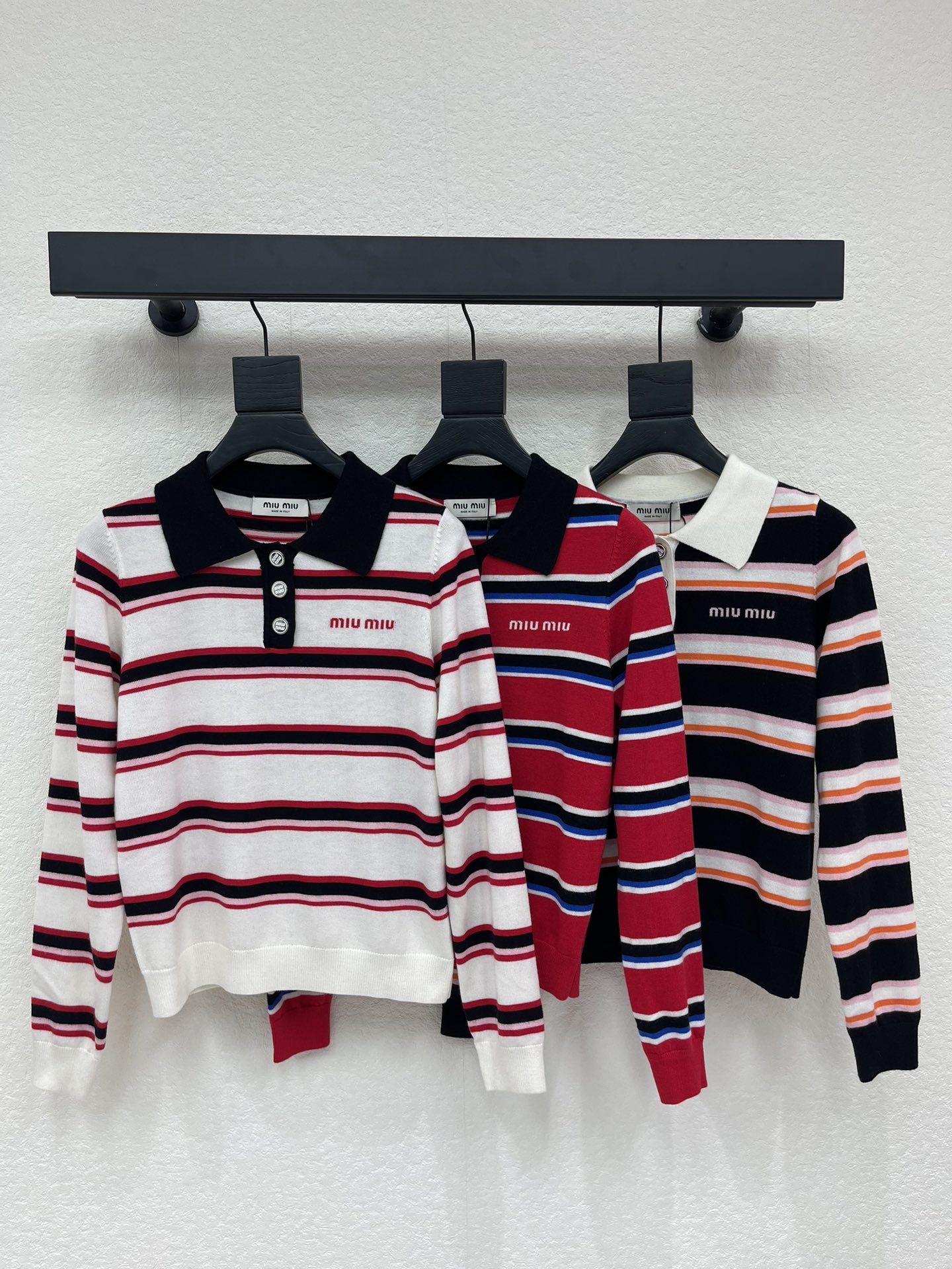 NO:710437,MiuMi*26 early spring new style lapel striped long-sleeved knitted top!  Customized imported wool knitted material, comfortable and skin-friendly. It follows the wide stripe color design to add layering to the look. It is calm yet energetic. The iconic letter logo decoration is embellished on the chest to highlight the brand tone. The development of surface accessories. Lapel long-sleeved top tailoring. Match it casually to wear retro college style!  SML,,miumiu,19860909MiuMi*26早春新款翻领条纹长袖针织上衣 ！定制进口羊毛针织材质 舒适亲肤 沿用宽条纹配色设计 增添造型层次感 沉稳又不失活力 胸前点缀标志性字母徽标装饰 彰显品牌调性 面辅料开发 翻领长袖上衣剪裁 随意搭配穿搭复古学院风！SML,,miumiu,,Women's clothing