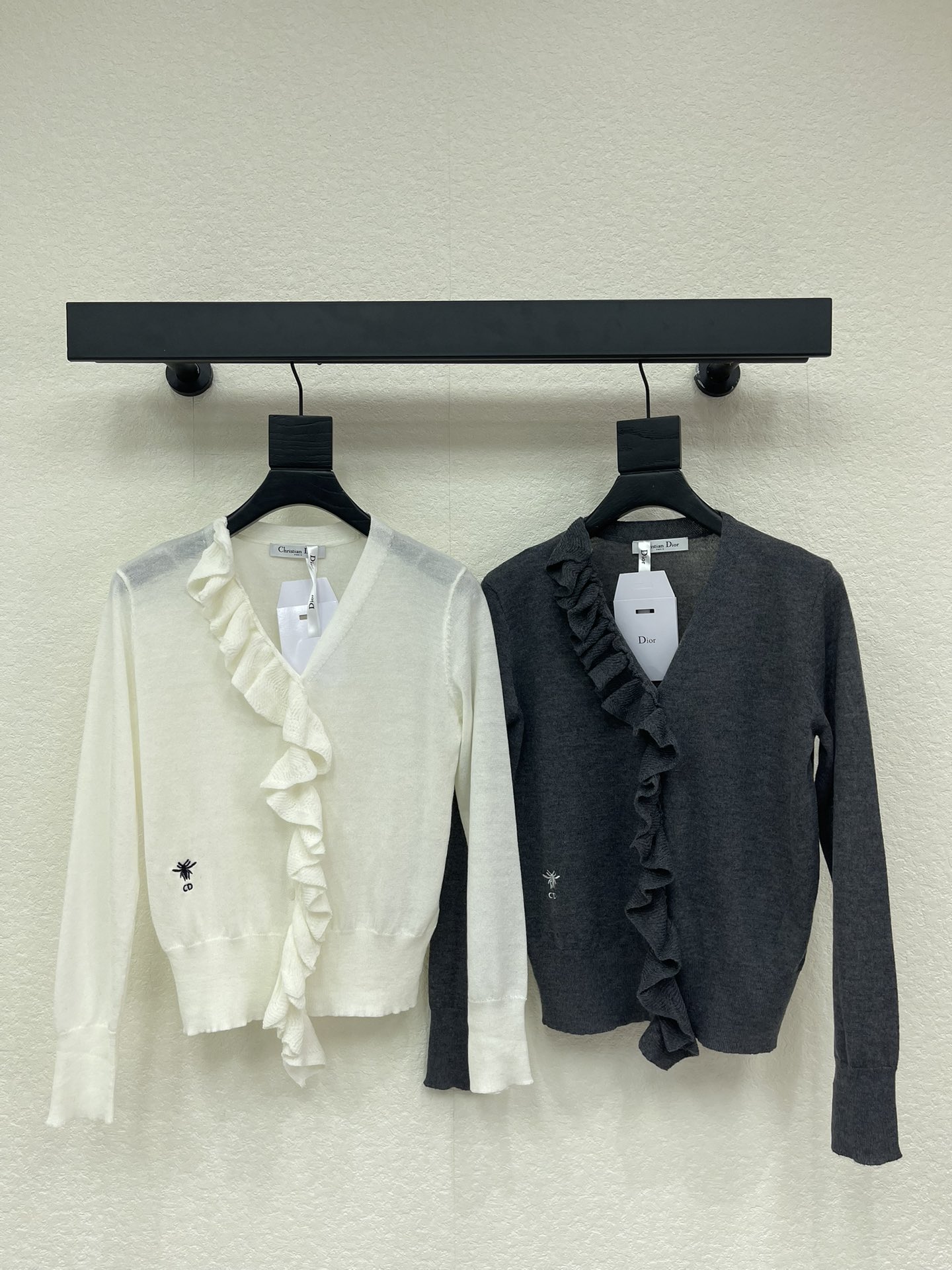 NO:712899,Dio*26 new early spring fungus lace knitted V-neck long-sleeved top!  Customized imported yarn weaving, high-quality texture, comfortable and soft. Sweetheart neckline knitted long-sleeved cut. The whole body is light and slightly transparent. With three-dimensional fungus lace binding, it can easily highlight the perfect texture of details. The CD bee embroidery logo on the hem is exquisite and stylish, making the style relaxed and versatile!  SML A,,dior,19860909Dio*26早春新款木耳花边针织V领长袖上衣！定制进口纱线织造 质感高级 舒适柔软 鸡心领针织长袖剪裁 通体轻薄微透 配合木耳花边立体包边 轻松突出满分细节质感 下摆CD蜜蜂刺绣徽标 精致有格调 让穿搭风格松弛百搭！SML A,,dior,,Women's clothing