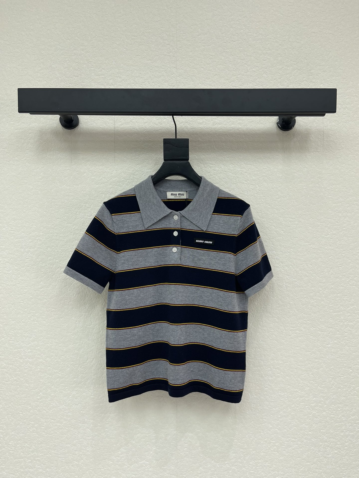 NO:713391,MiuMi*26 early spring new style lapel striped knitted short sleeves!  Customized YB imported silk wool knitted material, comfortable and skin-friendly. The navy blue and gray wide stripe color design is used to add layering to the look. Calm yet energetic. The chest is embellished with the iconic letter embroidery logo to highlight the brand tone. The development of surface accessories. The lapel short-sleeved top is cut. You can match it with any retro college style!  SML A,,miumiu,T-shirt,19860909MiuMi*26早春新款翻领条纹针织短袖！定制YB进口丝毛针织材质织造 舒适亲肤 沿用藏蓝灰宽条纹配色设计 增添造型层次感 沉稳又不失活力 胸前点缀标志性字母刺绣徽标装饰 彰显品牌调性 面辅料开发 翻领短袖上衣剪裁 随意搭配穿搭复古学院风！SML A,,miumiu,T-shirt,,Women's clothing