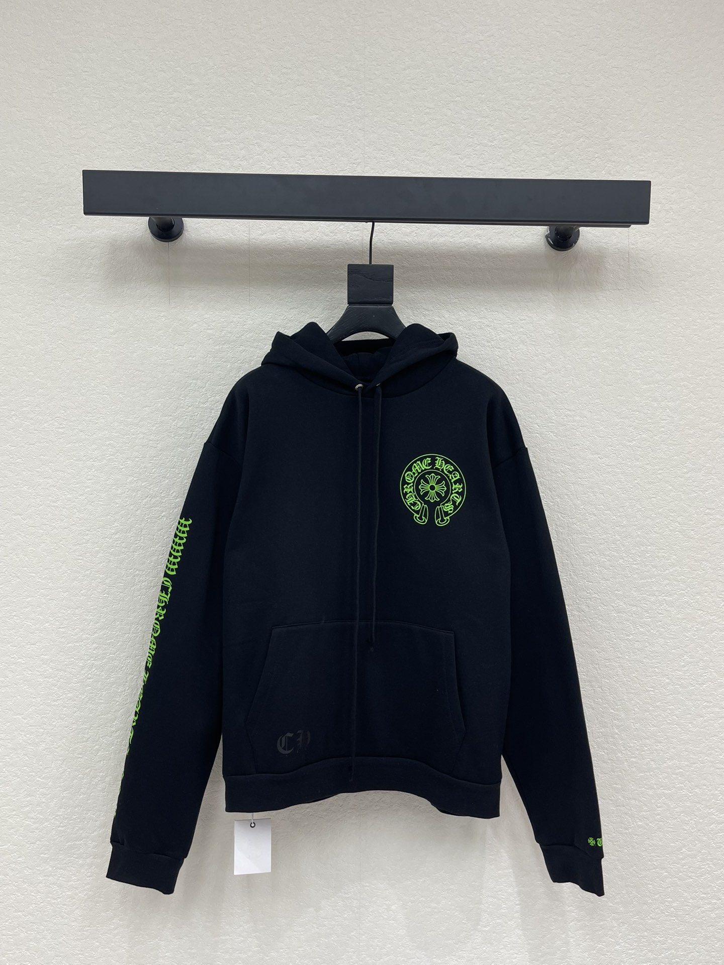 NO:713388,Chorme heart*Chorme heart 26 early spring new cross horseshoe print logo hooded sweatshirt!  The classic cross and horseshoe print is presented in fluorescent green contrasting colors, and the black background makes the logo very eye-catching ~ The loose fit is not flattering on the figure, and the hooded design has a lazy feel. It is very stylish to wear alone or layered in early spring, and it is the same style for men and women!  S-XL A,,chrome hearts,hoodie,sweatshirts,hats,19860909Chorme heart*克罗心26早春新款十字架马蹄印花logo连帽卫衣！经典十字架马蹄印花以荧光绿撞色呈现,黑底衬得logo超吸睛～宽松版型不挑身材,连帽设计自带慵懒感,早春单穿、叠穿都超有范儿,男女同款！S-XL A,,chrome hearts,hoodie,sweatshirts,hats,,Women's clothing