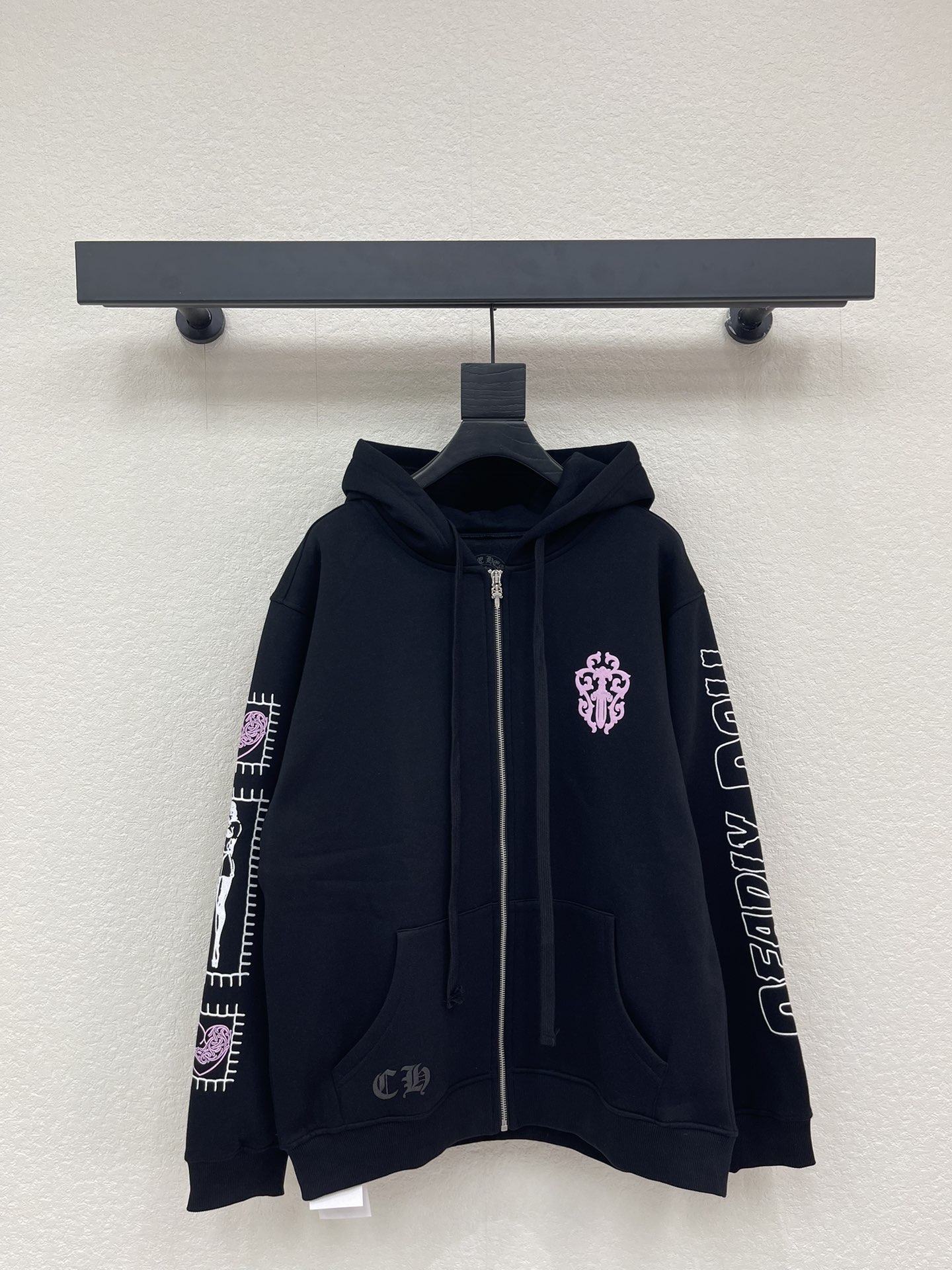 NO:713381,Chrome Heart* Chrome Heart 26 new Deadly Doll co-branded horseshoe girl black zipper hooded thin velvet sweatshirt jacket. The inner fleece fabric, Sanskrit patterns on the chest and back, are exquisite and eye-catching. The zipper design is easy to put on and take off, and the hooded style adds casual sexiness. The loose version is friendly to all body shapes. Whether it is paired with a skirt to create a sweet and cool style, or paired with pants for a casual and cool route, you can easily hold it. The same style for men and women!  S-XL,,chrome hearts,chrome hearts,hoodie,sweatshirts,skirts,jackets & coats,hats,19860909Chrome Heart*克罗心26新款Deadly Doll联名款马蹄美少女黑色拉链连帽薄绒卫衣外套.内里抓绒面料,胸前后背梵文图案,精致又吸睛.拉链设计方便穿脱,连帽款式增添随性感,宽松版型对各种身形都很友好,无论是搭配裙装打造甜酷风,还是配裤装走休闲潮酷路线,都能轻松hold住,男女同款！S-XL,,chrome hearts,chrome hearts,hoodie,sweatshirts,skirts,jackets & coats,hats,,Women's clothing