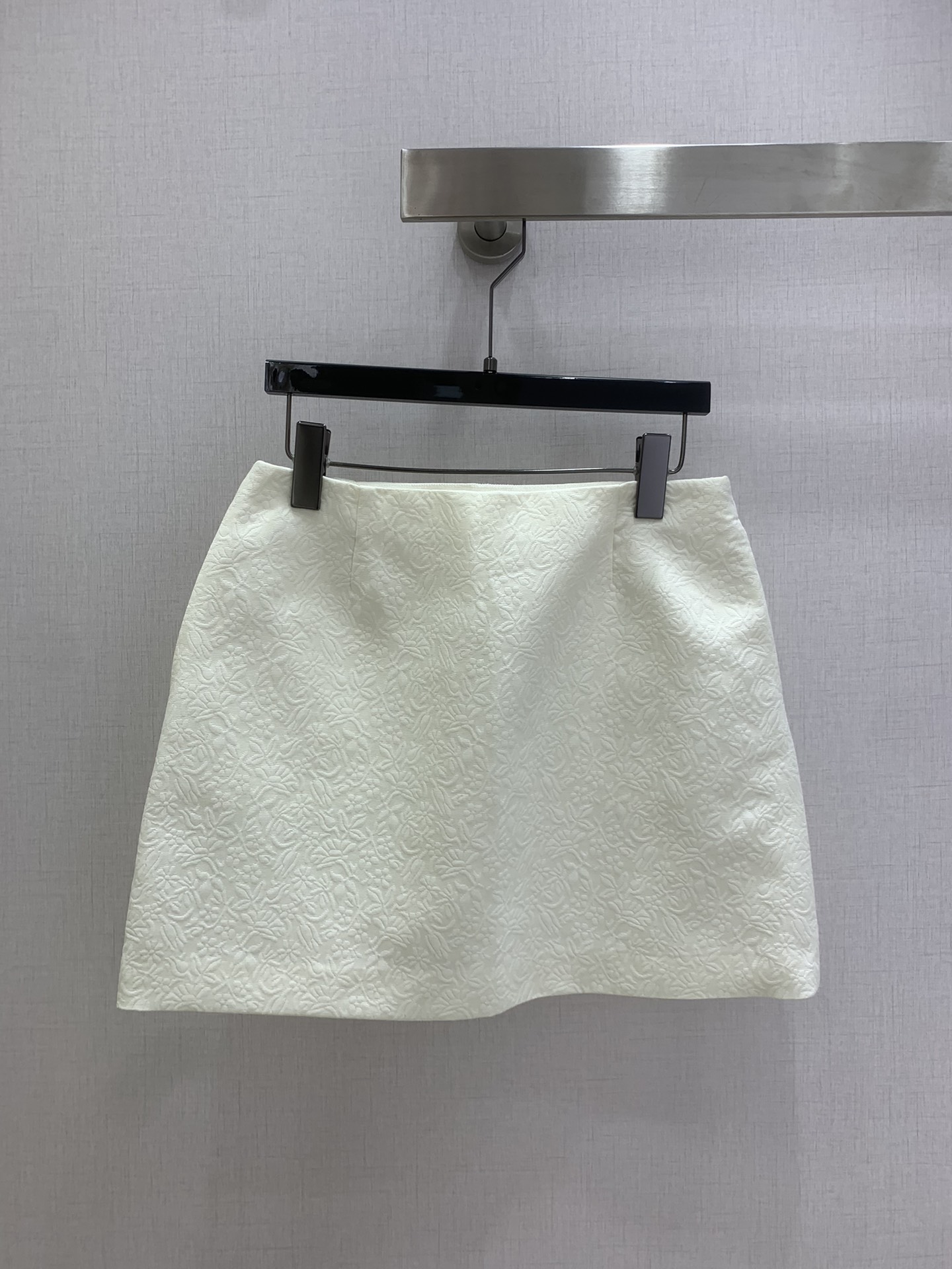 NO:713427,Highly recommended for 26 early spring new products. Carved minimalist skirt. The pleated texture of the concave and convex flower vines in the fabric is obvious. It has a stylish drape. It is low-key and highlights the luxurious tone. The waist tailoring optimizes the body proportions. It is elegant whether paired with a suit or a sweater. The mid-length skirt is simple and advanced. The feminine atmosphere enhances the charm. Commuting and attending important occasions. Shows luxury taste. One color SMLXL code. High quality ABC,,skirts,19860909强烈推荐 26早春新品 雕花极简半裙 面料凹凸花朵藤蔓的褶皱肌理明显 垂感有型 低调又彰显奢华调性 腰剪裁优化身材比例 无论搭配西服还是针织衫都很优雅 中长款裙长上身简约高级 柔美气息提升魅力 通勤与出席重要场合 展现奢华品味 一个色 SMLXL码 高品质ABC,,skirts,,Women's clothing