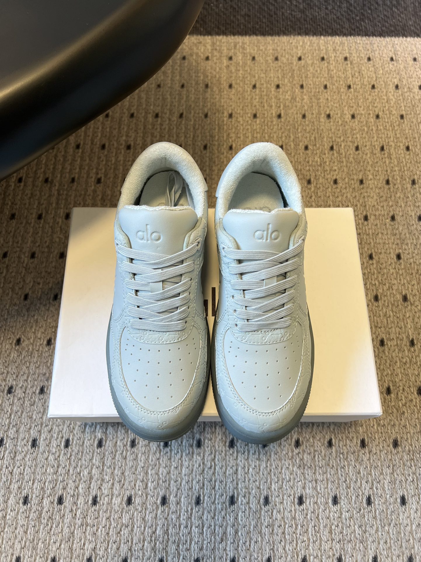 NO:747711,Al* 26ss early spring new breathable low-top thick-soled sneakers adopt the classic low-cut sneaker style, with a breathable punched toe design and a translucent rubber outsole, which combines a sporty and casual feel with fashionable details. The black and white panda style, light gray style, and pure white style are simple and versatile, suitable for sports, daily outings and other scenes.  The Alo letter logo is printed on the tongue, side and insole of the shoe. The shoe box is designed in simple pure white. The low-key logo design fits the brand's sporty and luxurious tone and strengthens brand recognition. Cowhide upper, terry cloth lining, rubber outsole, size 35-40 (customized size 40 is non-refundable), heel height 4cm, casual shoes/sports shoes, sneakers, cowhide19860909Al* 26ss早春新品透气低帮厚底运动鞋板鞋 采用低帮板鞋经典版型,鞋头为透气冲孔设计,鞋底是半透明橡胶大底,兼具运动休闲感与时尚细节；黑白熊猫款、浅灰款、纯白款三种配色简约百搭,适配运动、日常出街等场景. 鞋舌、鞋侧及鞋垫处均印有Alo字母标识,鞋盒为简约纯白色设计,低调的标识设计契合品牌运动轻奢的调性,强化品牌辨识度. 鞋面牛皮 内里毛巾布 大底橡胶大底 size35-40码（40码定制不退换） 跟高4cm,休闲鞋/运动鞋,sneakers,cowhide,Women's Shoes