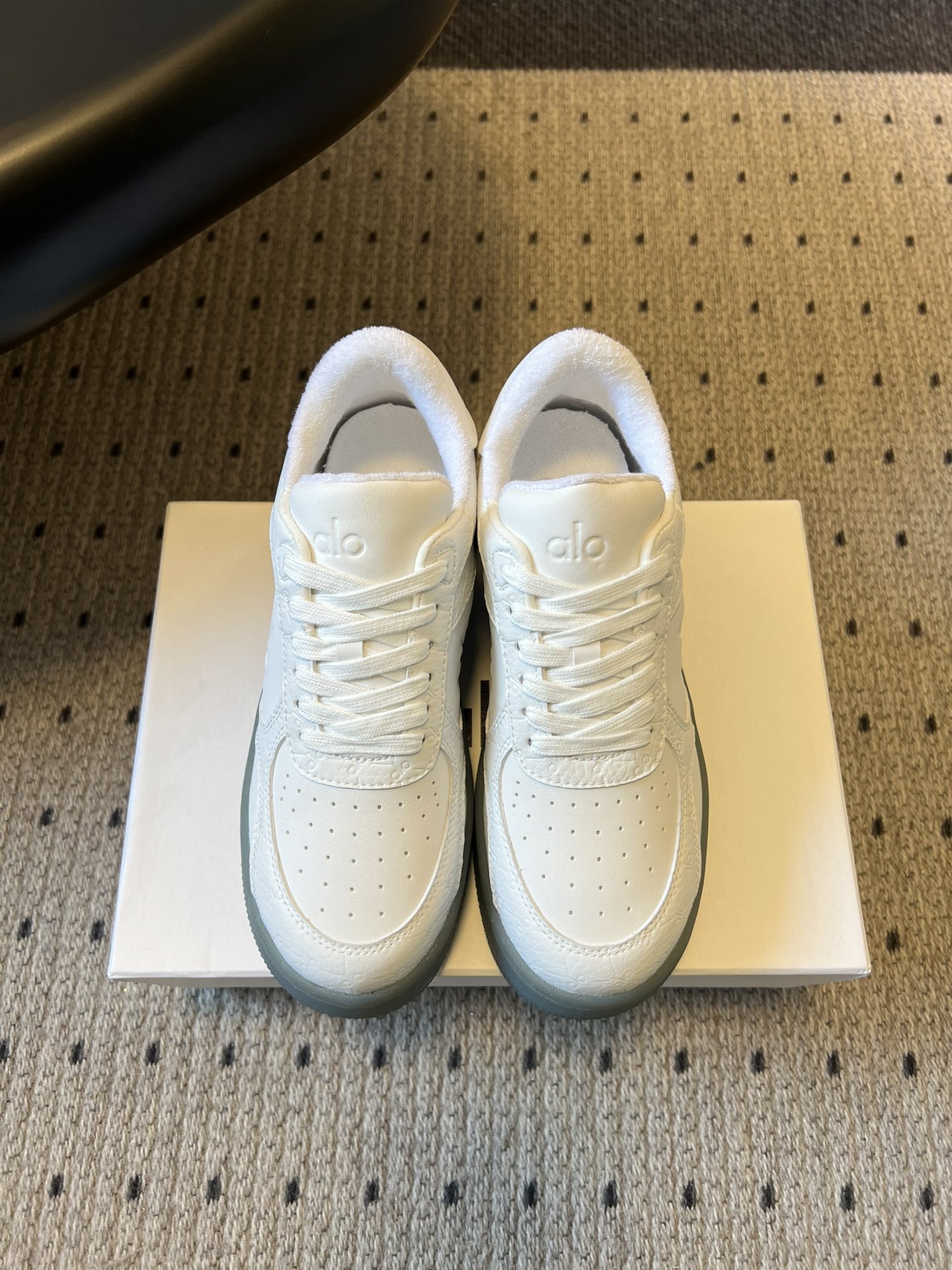 NO:724403,Top quality Al* 26ss early spring new breathable low-cut thick-soled sneakers adopt the classic low-cut sneaker style, with a breathable punched toe design and a translucent rubber outsole, which combines sports and leisure feel with fashionable details. The three colors of black and white panda, light gray and pure white are simple and versatile, suitable for sports, daily outings and other scenes.  The Alo letter logo is printed on the tongue, side and insole of the shoe. The shoe box is designed in simple pure white. The low-key logo design fits the brand's sporty and luxurious tone and strengthens brand recognition. Cowhide upper, terry cloth lining, rubber outsole, size 35-40 (customized size 40 is non-refundable), heel height 4cm, casual shoes/sports shoes, sneakers, cowhide19860909顶级品质 Al* 26ss早春新品透气低帮厚底运动鞋板鞋 采用低帮板鞋经典版型,鞋头为透气冲孔设计,鞋底是半透明橡胶大底,兼具运动休闲感与时尚细节；黑白熊猫款、浅灰款、纯白款三种配色简约百搭,适配运动、日常出街等场景. 鞋舌、鞋侧及鞋垫处均印有Alo字母标识,鞋盒为简约纯白色设计,低调的标识设计契合品牌运动轻奢的调性,强化品牌辨识度. 鞋面牛皮 内里毛巾布 大底橡胶大底 size35-40码（40码定制不退换） 跟高4cm,休闲鞋/运动鞋,sneakers,cowhide,Women's Shoes