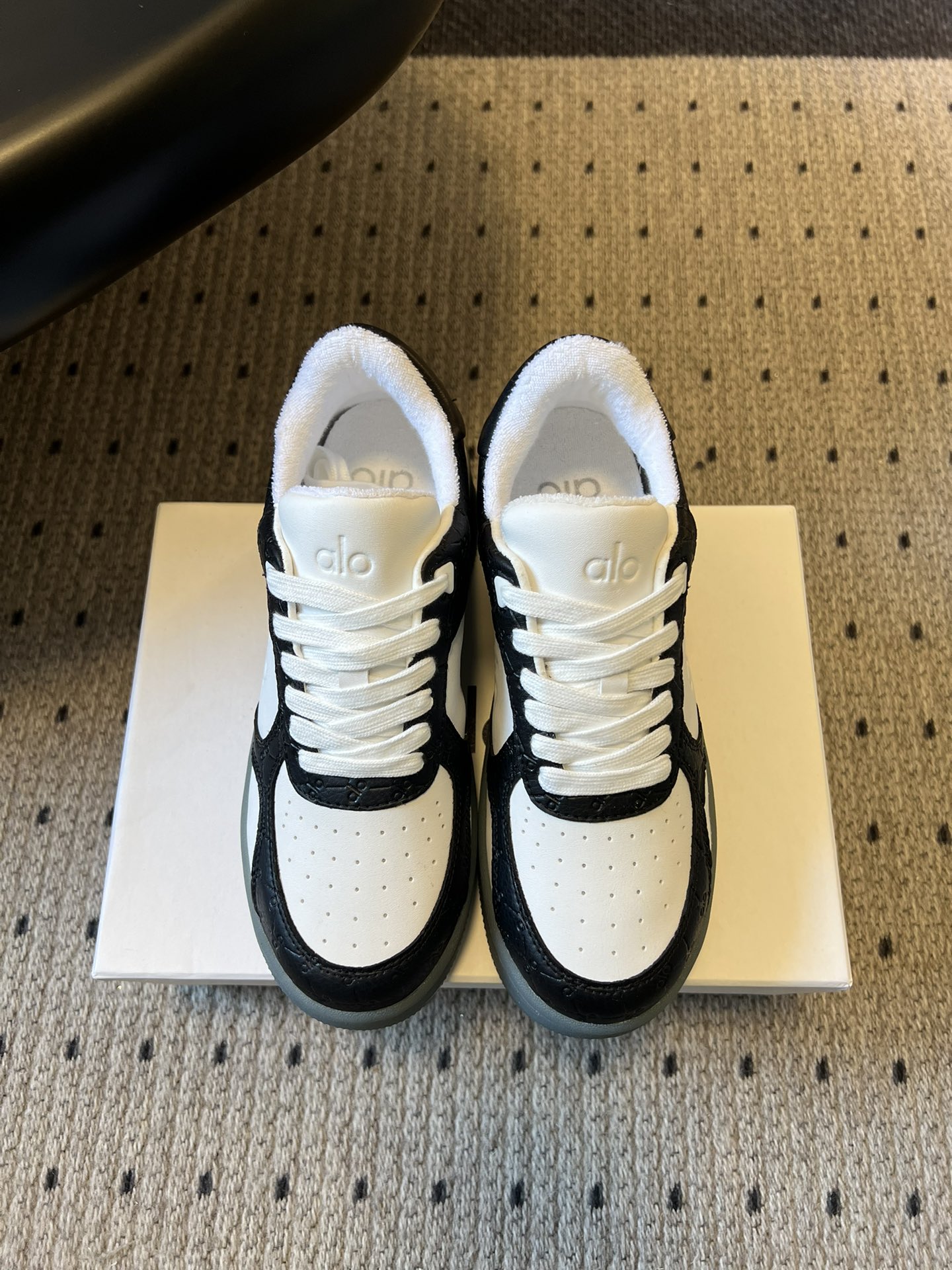 NO:747706,Al* 26ss early spring new breathable low-top thick-soled sneakers adopt the classic low-cut sneaker style, with a breathable punched toe design and a translucent rubber outsole, which combines a sporty and casual feel with fashionable details. The black and white panda style, light gray style, and pure white style are simple and versatile, suitable for sports, daily outings and other scenes.  The Alo letter logo is printed on the tongue, side and insole of the shoe. The shoe box is designed in simple pure white. The low-key logo design fits the brand's sporty and luxurious tone and strengthens brand recognition. Cowhide upper, terry cloth lining, rubber outsole, size 35-40 (customized size 40 is non-refundable), heel height 4cm, casual shoes/sports shoes, sneakers, cowhide19860909Al* 26ss早春新品透气低帮厚底运动鞋板鞋 采用低帮板鞋经典版型,鞋头为透气冲孔设计,鞋底是半透明橡胶大底,兼具运动休闲感与时尚细节；黑白熊猫款、浅灰款、纯白款三种配色简约百搭,适配运动、日常出街等场景. 鞋舌、鞋侧及鞋垫处均印有Alo字母标识,鞋盒为简约纯白色设计,低调的标识设计契合品牌运动轻奢的调性,强化品牌辨识度. 鞋面牛皮 内里毛巾布 大底橡胶大底 size35-40码（40码定制不退换） 跟高4cm,休闲鞋/运动鞋,sneakers,cowhide,Women's Shoes