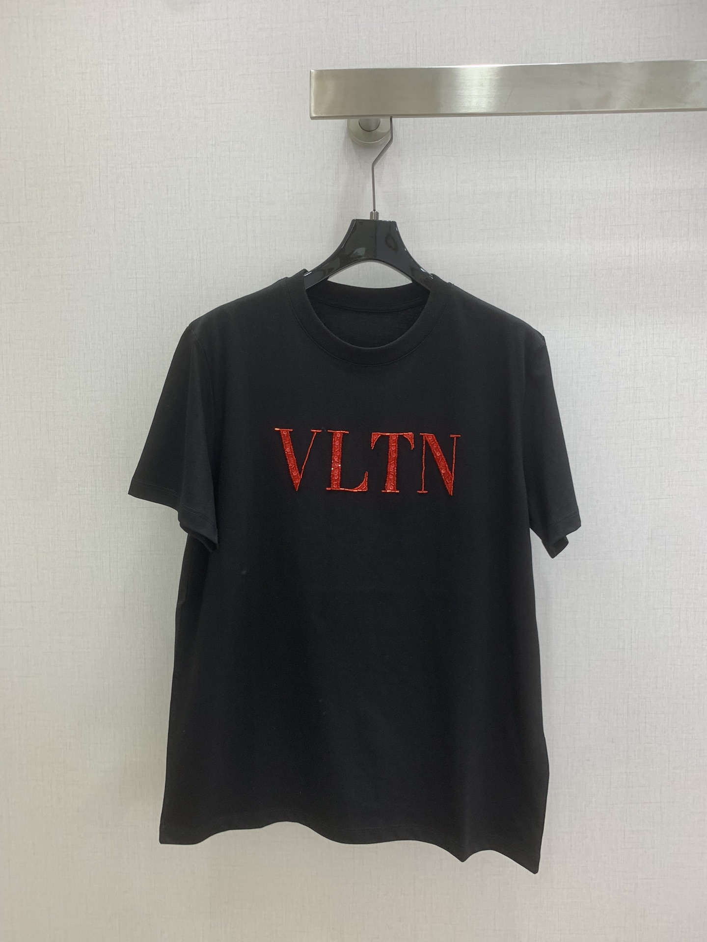 NO:712943,Highly recommended for the early spring of 26, short-sleeved T-shirt with beaded letters. Brand limited edition. All sequined beads are sewn by hand on the VLTN red print of Warren's logo. The simple version cannot hide the high-luxury accent. The basic model can also be worn effortlessly fashionable. The upper body is full of festive atmosphere. Two colors SML code. High-quality ABC, valentino, T-shirt, tees, t-shirt,19860909强烈推荐 26早春新款 钉珠字母短袖T恤 品牌限定款 华伦家的标识VLTN红色印花上全手工缝制亮片珠子 简约版型藏不住高奢腔调 基础款也能穿出不费力的时髦感 上身满是节日的氛围感 两个色 SML码 高品质ABC,,valentino,T-shirt,tees，t-shirt,,Women's clothing