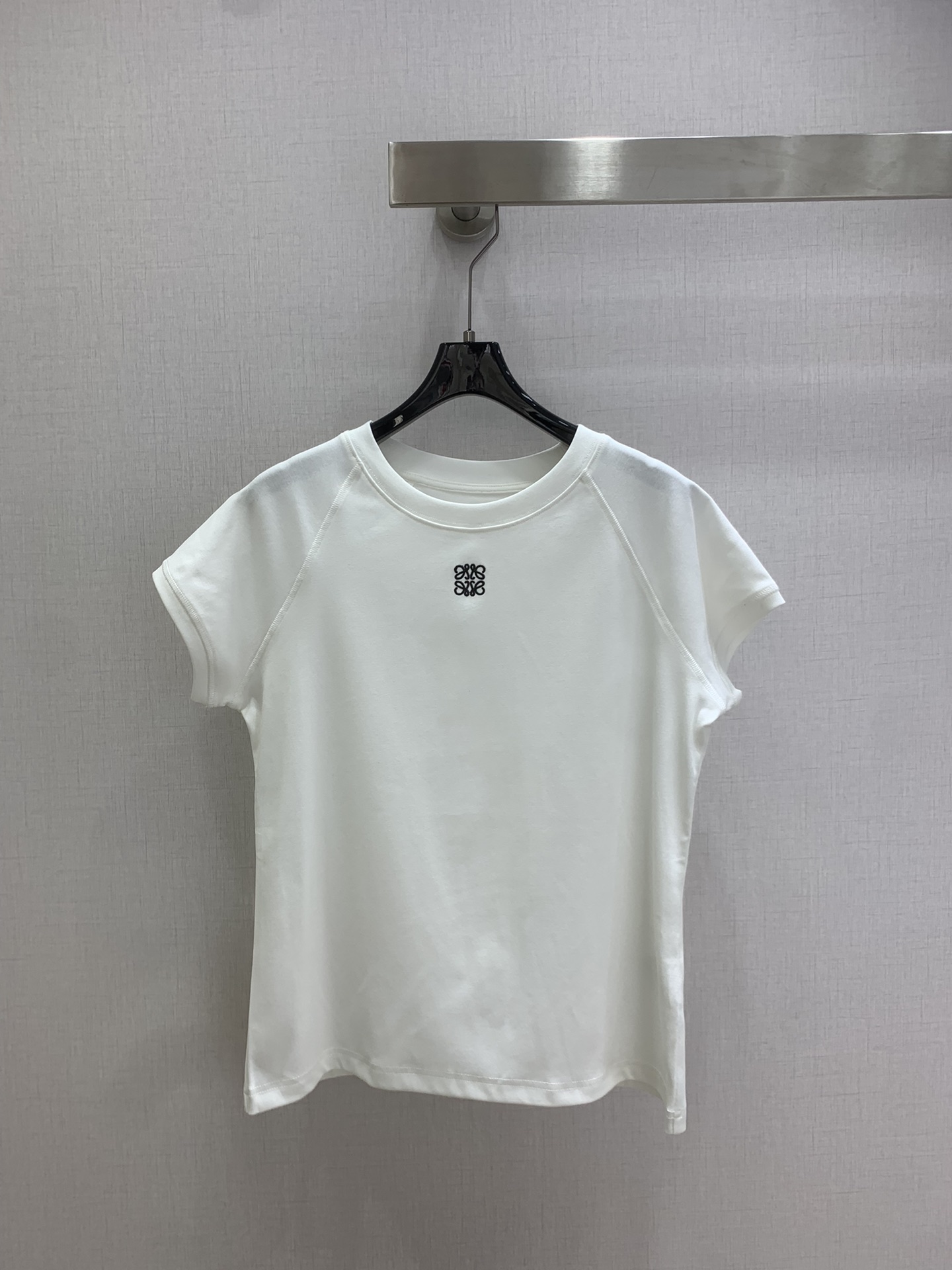 NO:712946,Highly recommended for the early spring of 26, the embroidered round neck short-sleeved T-shirt is timeless and super easy to wear. The small-fitting T-shirt is matched with the brand's small logo embroidery, which is very delicate. The raglan sleeve design fits the body better, and the small Hasselblad thread on the collar and cuffs is very advanced. The basic style can also be worn with a neat and sophisticated feel. Whether it is worn inside or alone, it is a versatile item in the wardrobe. Two colors SML code  High quality ABC,,T-shirt,tees,t-shirt,19860909强烈推荐 26早春新款 刺绣圆领短袖T恤 万年不过时款超级好穿,小合体的T恤搭配品牌小logo刺绣,很显精致,插肩袖设计更贴合身形,领口袖口的小哈苏线很显高级.基础款也能穿出利落的精致感,不管是内搭还是单穿,都是衣橱里的百搭刚需品 两个色 SML码 高品质ABC,,T-shirt,tees，t-shirt,,Women's clothing