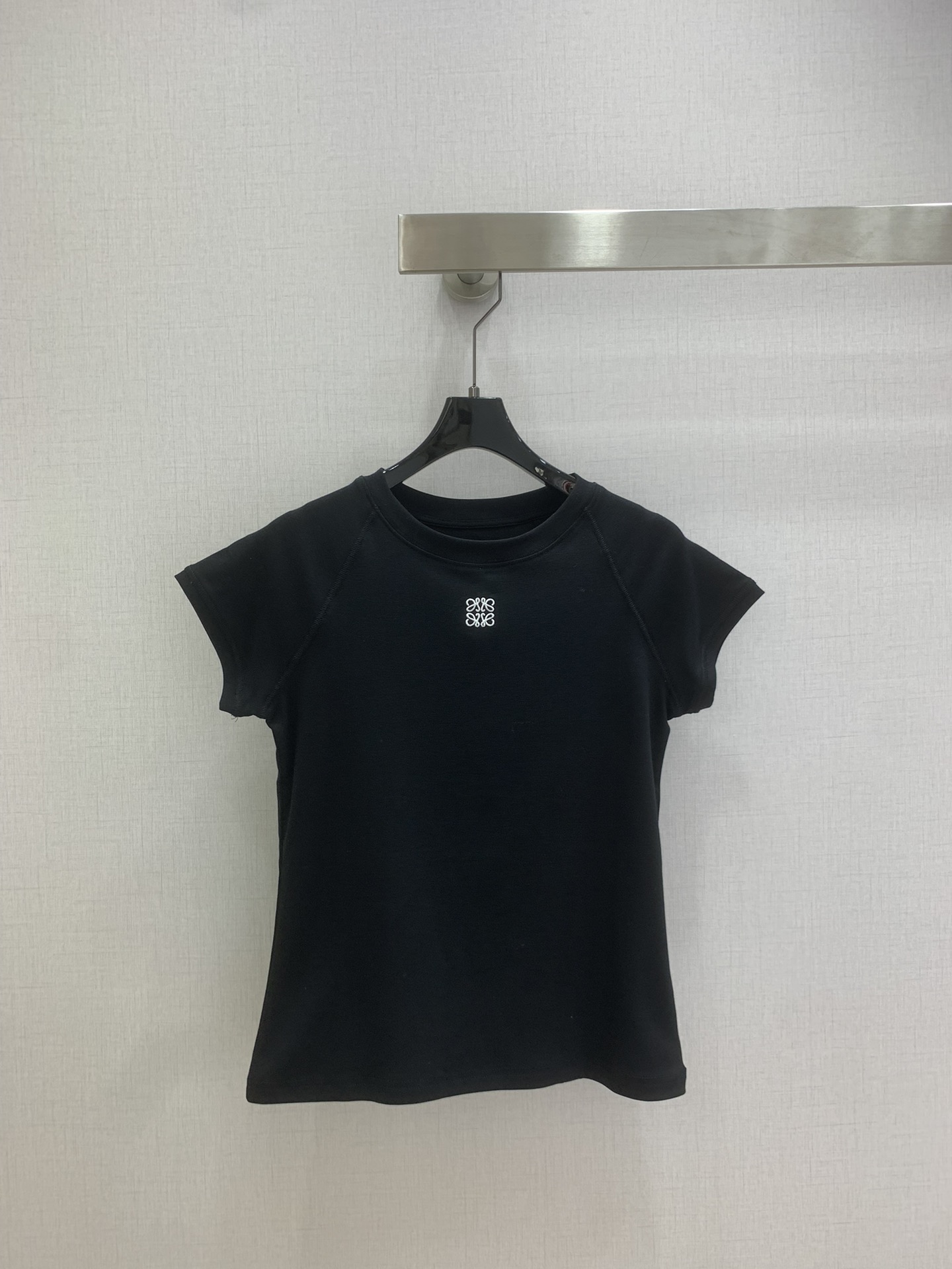 NO:712949,Highly recommended for the early spring of 26, the embroidered round neck short-sleeved T-shirt is timeless and super easy to wear. The small-fitting T-shirt is matched with the brand's small logo embroidery, which is very delicate. The raglan sleeve design fits the body better, and the small Hasselblad thread on the collar and cuffs is very advanced. The basic style can also be worn with a neat and sophisticated feel. Whether it is worn inside or alone, it is a versatile item in the wardrobe. Two colors SML code  High quality AB,,T-shirt,tees,t-shirt,19860909强烈推荐 26早春新款 刺绣圆领短袖T恤 万年不过时款超级好穿,小合体的T恤搭配品牌小logo刺绣,很显精致,插肩袖设计更贴合身形,领口袖口的小哈苏线很显高级.基础款也能穿出利落的精致感,不管是内搭还是单穿,都是衣橱里的百搭刚需品 两个色 SML码 高品质AB,,T-shirt,tees，t-shirt,,Women's clothing